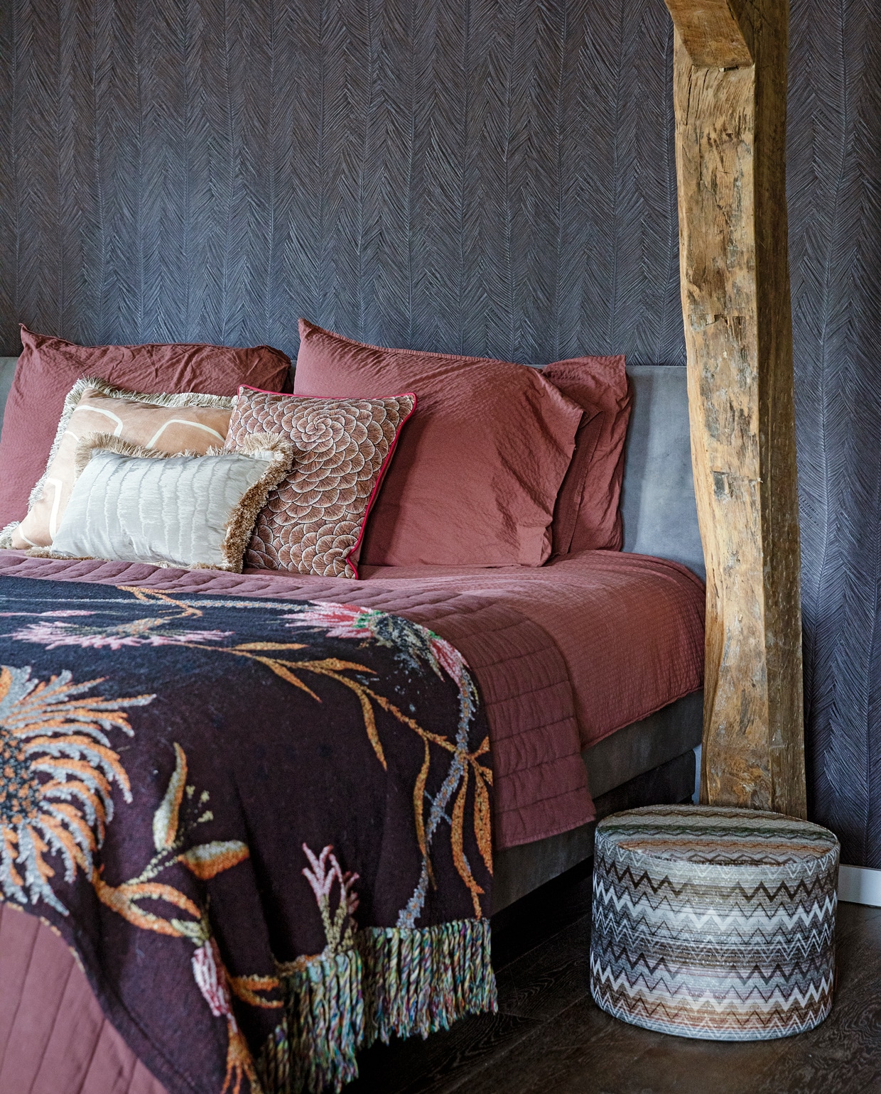 Bed Swiss Sense. Beddengoed Crisp Sheets. Vloer Bloemen Parket. Behang Arte. Kussens Nox Studio Interiors. Plaid Sissy-Boy. Poef Missoni.