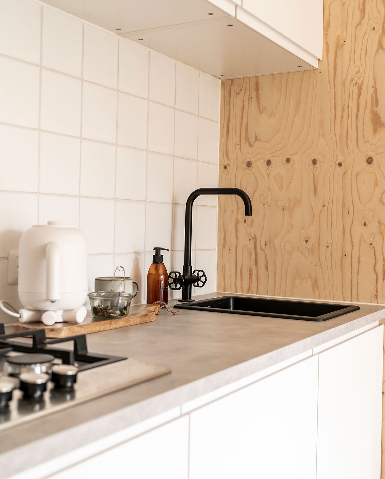 Keuken, kraan Ikea, tegels Schippers tegels. Waterkoker Hema, kop Ikea, zeeppompje herkomst onbekend.