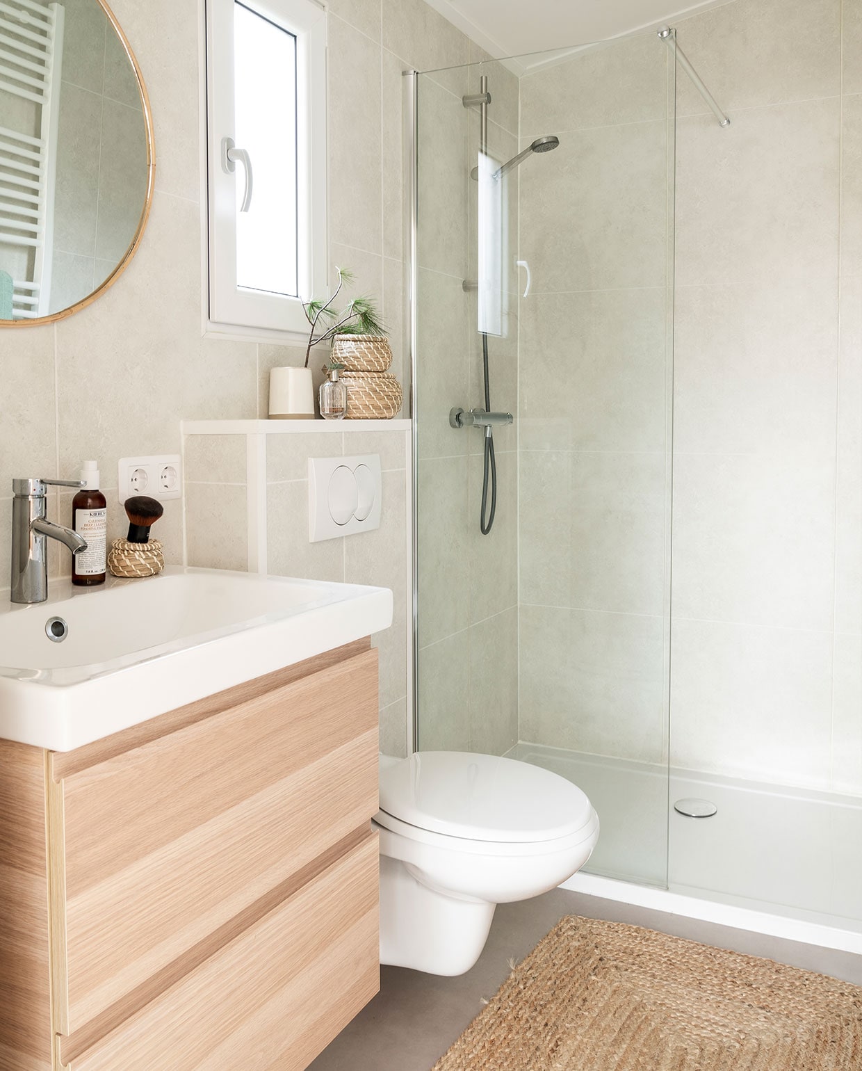 Wastafelmeubel, kraan, mandjes Ikea, spiegel, vaas Xenos. Toilet, douche herkomst onbekend. Fles, kwast herkomst onbekend. Tak uit het bos, luchtje Hugo Boss, badmat Søstrene Grene.