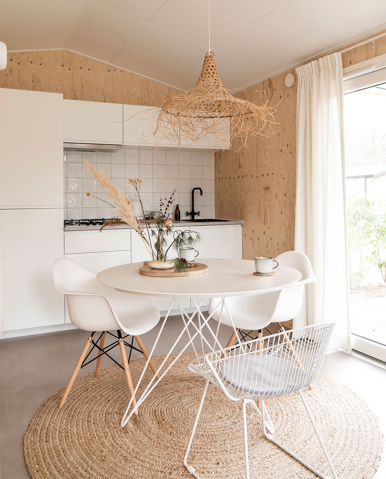 Keuken, kraan Ikea, tegels Schippers tegels. Waterkoker Hema, kop Ikea, zeeppompje herkomst onbekend. Lamp Earthware, tafel Wehkamp, draadstoel, stoelen Vintagelab15, houten plank Xenos. Mokken Ikea, vaas Bloomon, droogbloemen Bloomon en uit het bos, kleed Volero Vloerkleden.