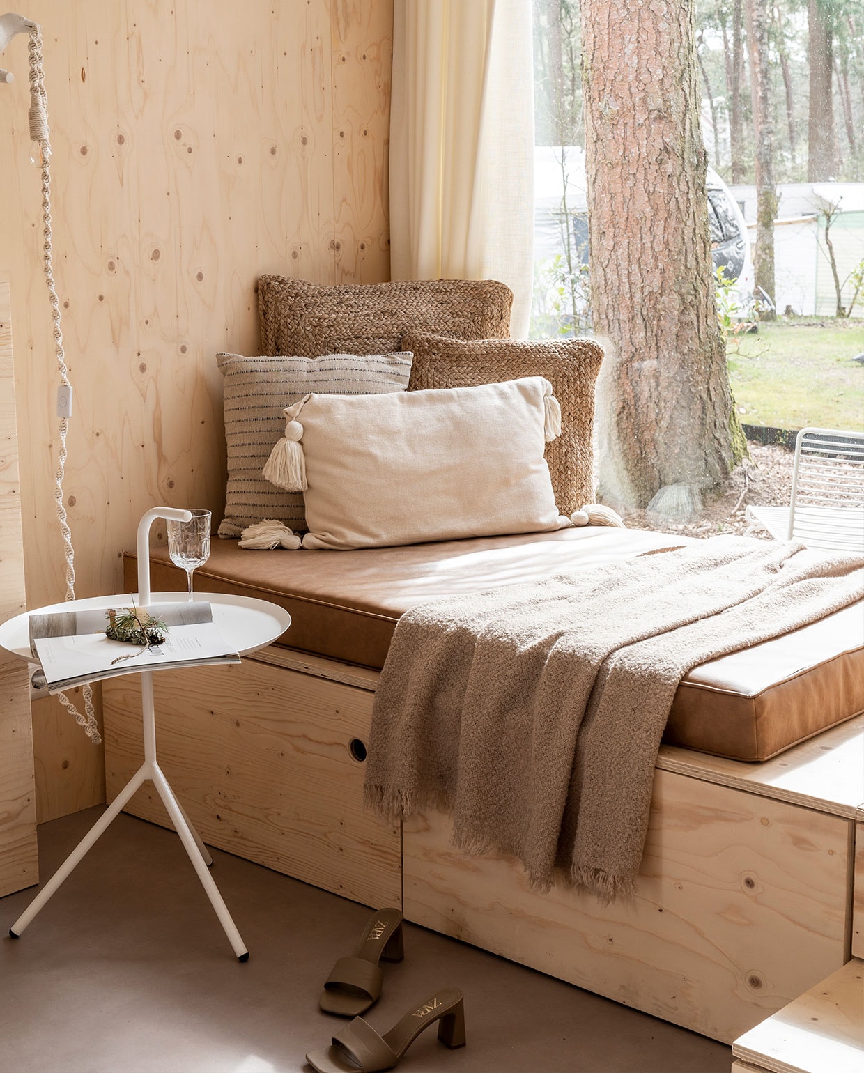 Vloer Novilon vtwonen. Kast- en bedombouw Hertog Recreatiebouw. Bijzettafel Sklum, glas Ikea. Matras Nofruit, schoenen herkomst onbekend, deken Jysk. Kussens van voor naar achter H&amp;M Home, Jysk, Calma House.