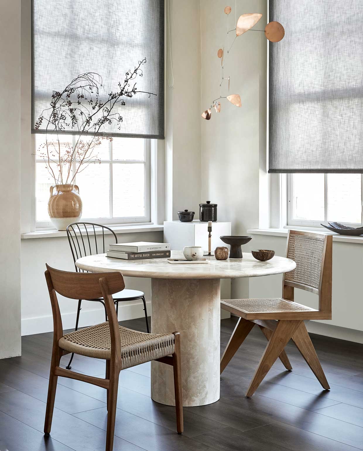 Lichtdoorlatend , op maat gemaakt, in kleur Bruin structuur (18016) vanaf € 78,23 (vtwonen.be)., M.m.v. karwei (vtwonen EVC vloer kleur Rye), pantoufle-design.nl (tafel), misterdesign (houten stoel CH23 van Carl Hansen, links), casagitane.com (schaal op voet), extravert (stalen stoel Opéra van Fermob), aimetestudio.com (houten stoel Pierre, rechts), zarahome.com (vazen), zenza.nl (alabaster waxinelichthouder), thefinestore.com (kandelaar van Menu),lpln.de (mobile van Lappalainen), bauwerkcolour.com (muurverf in kleur Mykonos). Overig privébezit.