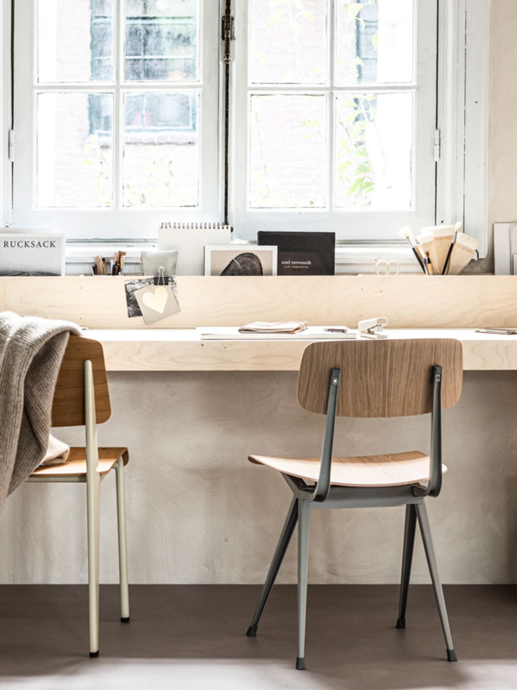 trend in de eetkamer schoolstoelen zijn back in business