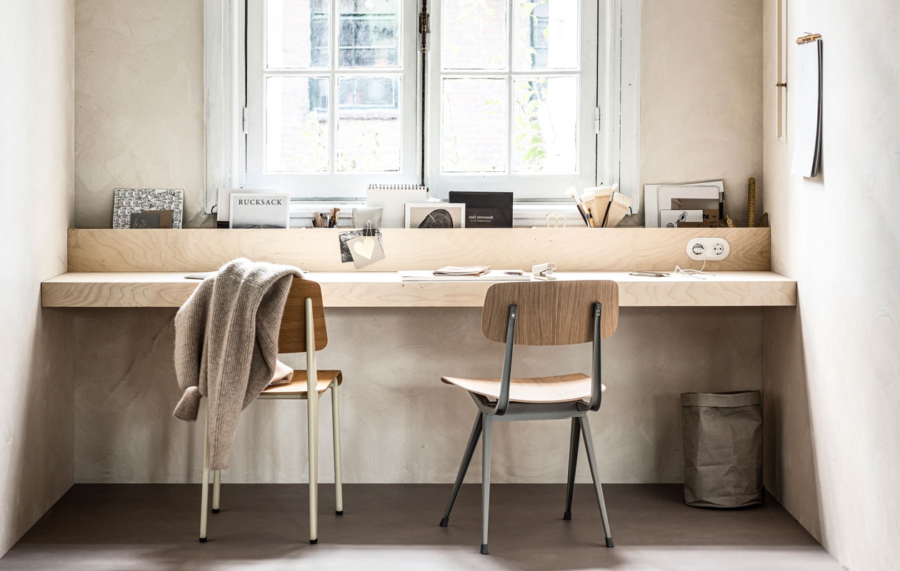 Muurverf kleur Bone (bauwerk.com.au). Wandlamp van Valerie Objects No5 Ivory 90×100 cm (bxh) (justhaasnoot.nl). Stellingkast Vittsjö 100×93 cm (bxh) (ikea.nl). Presse papier (meutt.nl). Bruin klein schaaltje, bruine bal, beige pot (sostrenegrene.com). Glazen Cone (kringloop). Potje met deksel licht taupe (hm.com). Luidspreker Marshall Acton wifi cream (coolblue). Eetkamerstoel van Hay, esprossokopje Grod van Broste Copenhagen, bureauaccessoires nietmachine, schaar en plakbandhouder van Hay (vtwonen.be). Stoel standard van Jean Prouvré eiken naturel (vitra.com). Vest (stories.com). Bureau-accessoires van Monograph: goudkleurige linialen, papieren prullenbak, grijze hoes iPad, papieren notieblok millimeters, grijze etui (housedoctor.com). Notitiemap (foodbrusher.com). Stopcontacten van Berker 1930 vanaf (klusspullen). Novilon vtwonen vloer 2421 kleur Kiezel, 200 of 400 cm breed (vtwonen-collectie). Boeken, kwasten, potloden privébezit.