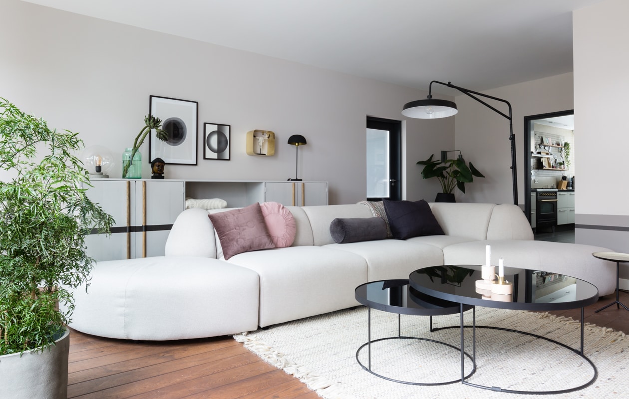 Muurverf Iets Veen, onder de streep 100% Veen, streep Vol Veen (flexa.nl). Kast achter de bank, prijs op aanvraag (com-anders.nl). Bank van HKliving, 380x95x74 cm (bxdxh) € 2980,-, bijzettafelset van Bodilson € 499,-, vloerkleed van Zuiver € 399,-, eetkamertafel, 90x180x75 cm (bxlxh) € 1599,-, eetkamerstoel € 183,-, gele eetkamerstoel € 129,-, groene eetkamerstoel € 129,-, gouden tafellamp € 144,95, zwarte vloerlamp € 599,- (eijerkamp.nl). Hanglamp € 687,-, zwarte lamp € 153,50 (polspotten.nl). Vaas van Pols Potten € 37,-, houten kandelaar € 25,95, kandelaar van Bloomingville € 24,-, plaid € 48,95, kussens divers, rond kussen van Madam Stoltz € 41,95, gouden wandkast € 73,-, plaid in de kast € 49,95, groene vaas € 45,-, vaas van Madam Stoltz € 24,25, kandelaar € 15,- (vtwonen.nl). Posters per stuk € 49,- (papercollective.com). Zwarte wandkastjes, per stuk € 19,95, lijsten per stuk vanaf € 5,99 (ikea.nl). Groene vaas € 158,- (klaaskuikenshop.nl). Grijs wandornament € 64,95 (housedoctor.dk). Overig privébezit.