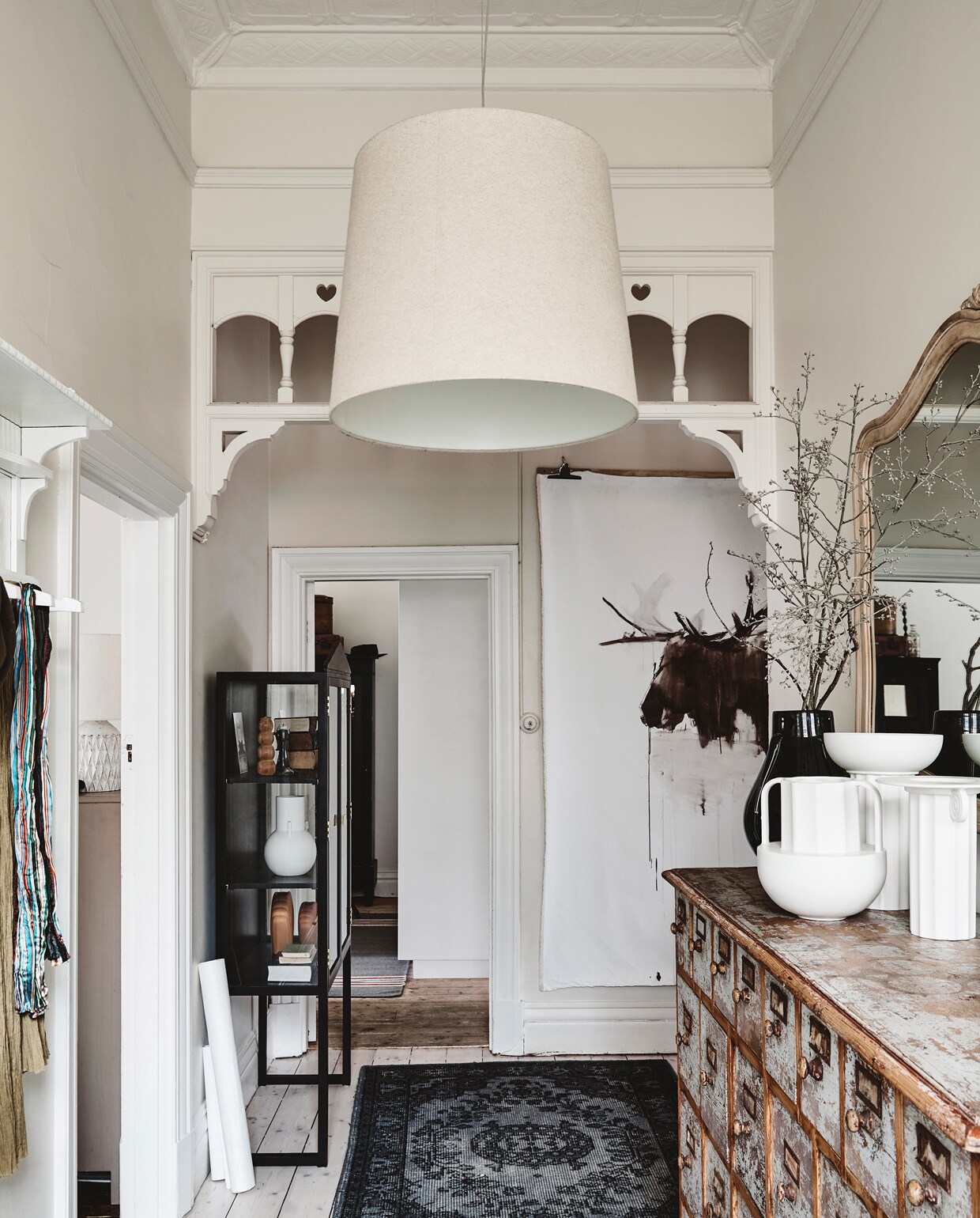 Kast van House of Orange, vazen van HK Living, vintage lamp jaren geleden meegenomen uit Amsterdam.