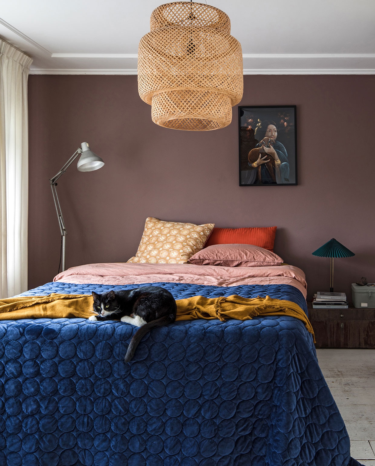 Muurverf Chocolat Milk Flexa. Schilderij kringloop. Vloerlamp is een oude ziekenhuislamp en kreeg Maaike van haar vader. Sprei uit PS-collectie. Okergele plaid Oddrun Ikea. Oud-roze dekbedhoes Hema. Okergeel en rood kussen La Redoute. Het nachtkastje is de oude timmerkist van Robs vader. Tafellamp Matin, Hay. Box Leen Bakker. Plafondlamp Sinnerlig Ikea.