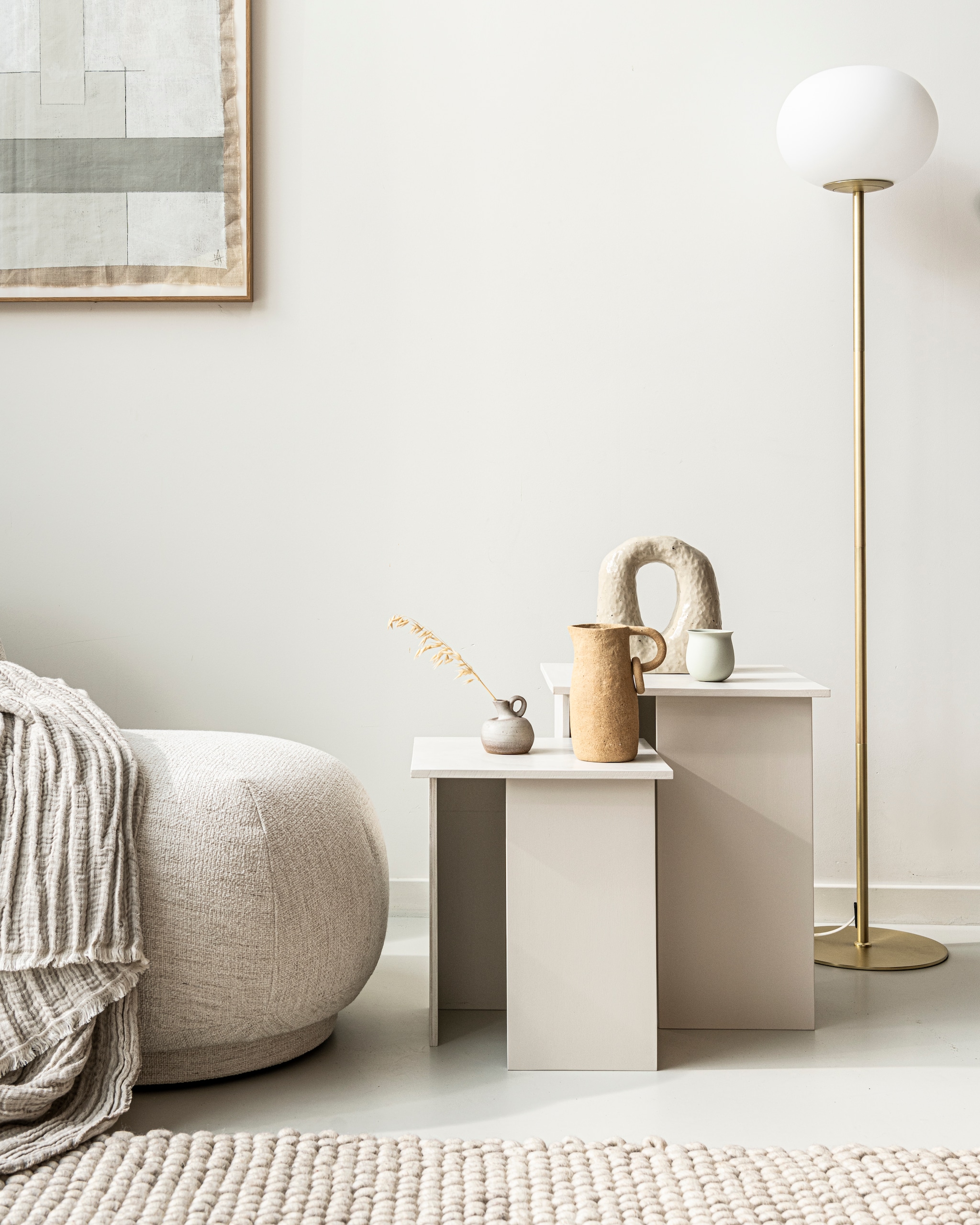 Bouclé driezitsbank Rico van Ferm Living € 2985,-. Vloerlamp Alton van Nordlux, 150×27,5 cm (hxØ) € 143,95 (vtwonen.be). Wollen vloerkleed Peas van Hay, 200×300 cm € 999,-. Overig privébezit.