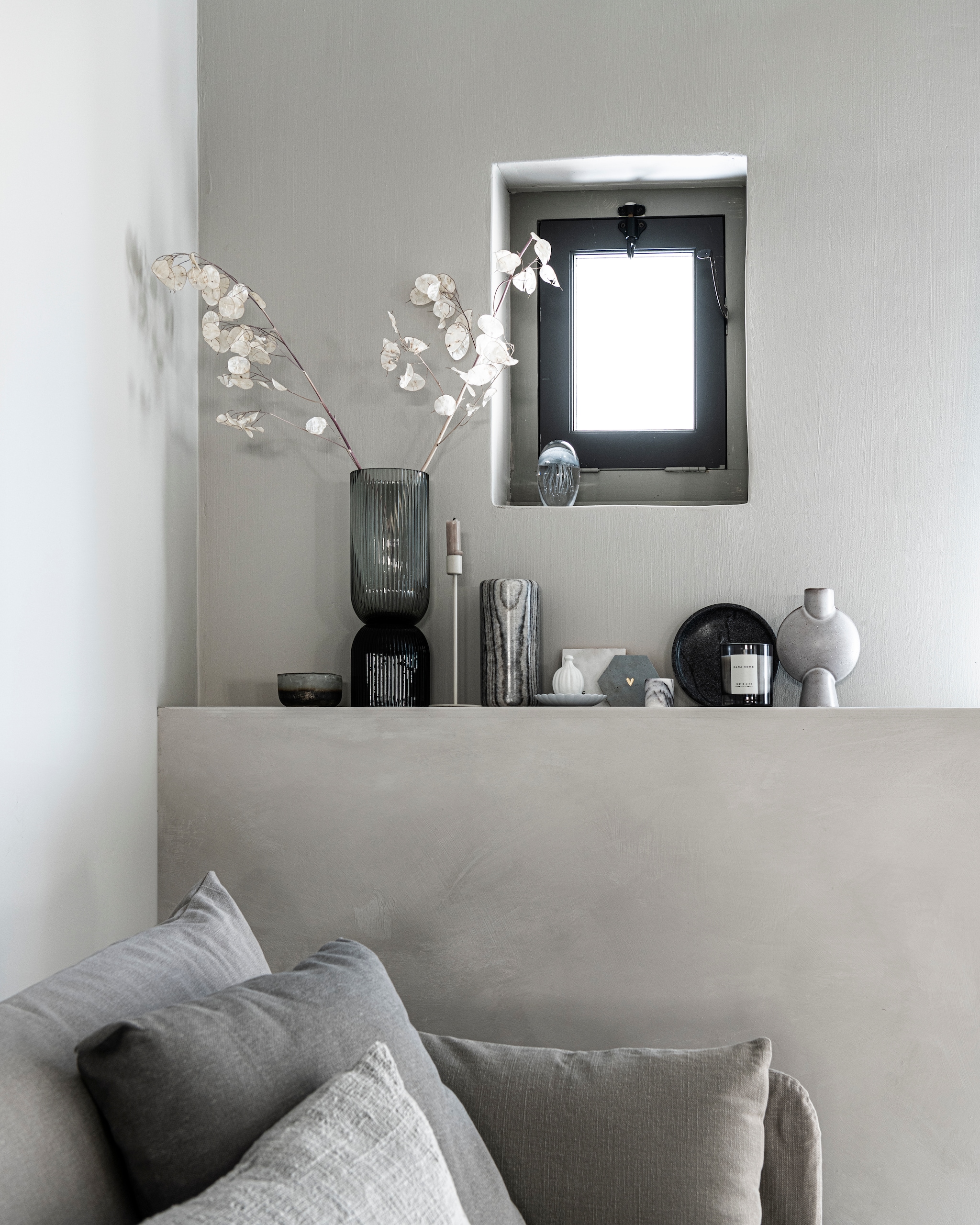 Schaaltje € 10,95, Vierkant tegeltje met tekst € 9,95 (loftloft). Vaas zwart geribbeld glas Riva afmeting 36,5 cm hoog, diameter 12 cm € 49,95 (nordal.eu). Kandelaren set van 3 kandelaren, 30/40/50 cm hoog € 46,- (stylexclusief). Marmeren vaas € 29,99, marmeren kaarsenhouder € 5,99 (hm.com). Schoteltje € XXX, papaver vaasje € XXX, glazen bol kwal € 29,95 (etoile.store). Handgemaakt tegeltje met ingegraveerd goud hartje € 23,95 (tegeltjetegeltjeaandewand). Bord (privebezit). Geurkaars € 119,99 (zarahome.com). Vaas Sphere bulb € 39,- (101cph.com). Kleur wanden krijtverf Old Flax van Pure &amp; Original (pure-original).