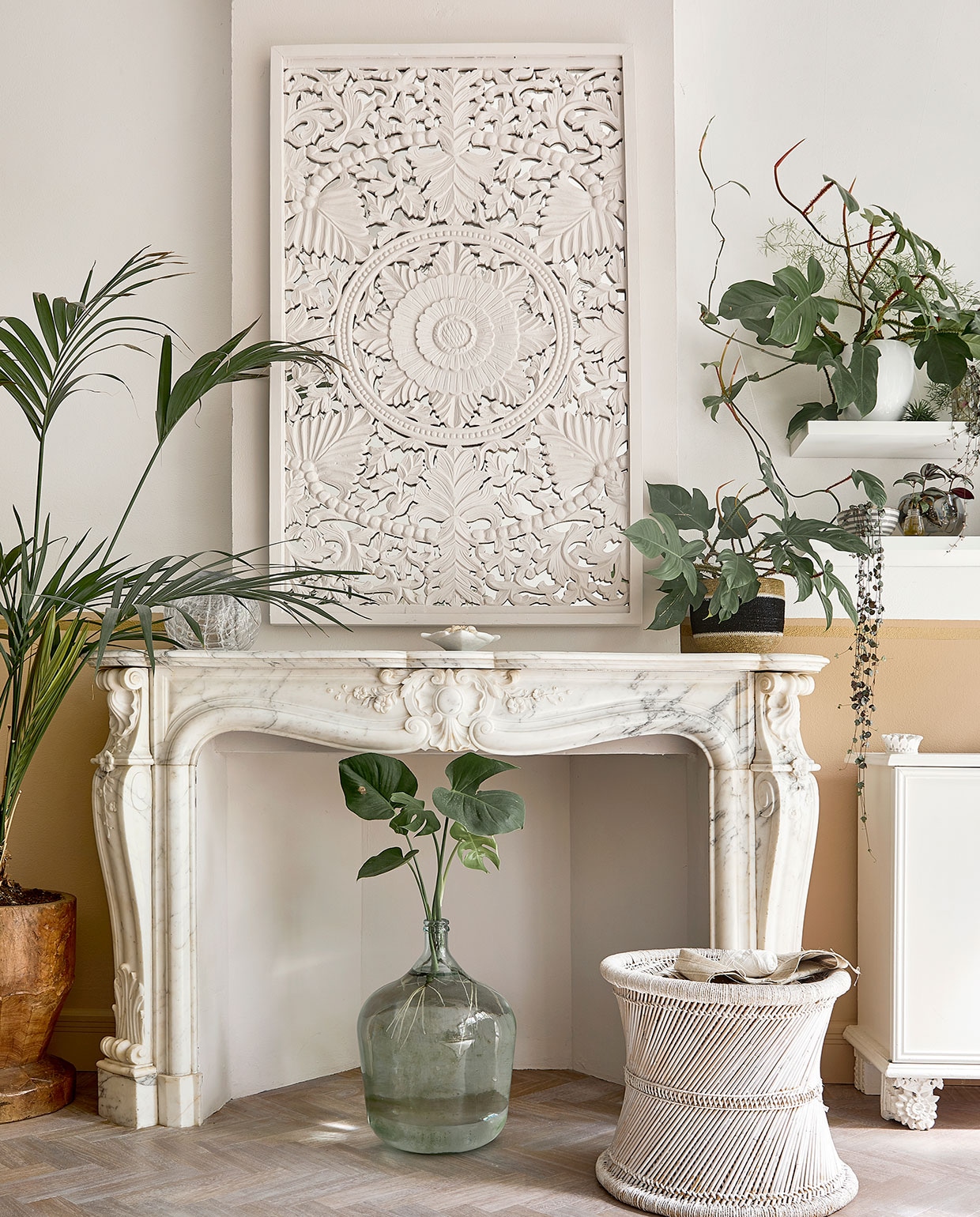 Plantenpot op schouw, rieten kruk en houten frame met spiegel, zelf oesterwit geschilderd, Zenza. Flesvaas Loods 5, houten pot Raw Materials. Warme tint en zachte oesterkleur muurverf zelf gemengd. De schouw is origineel.