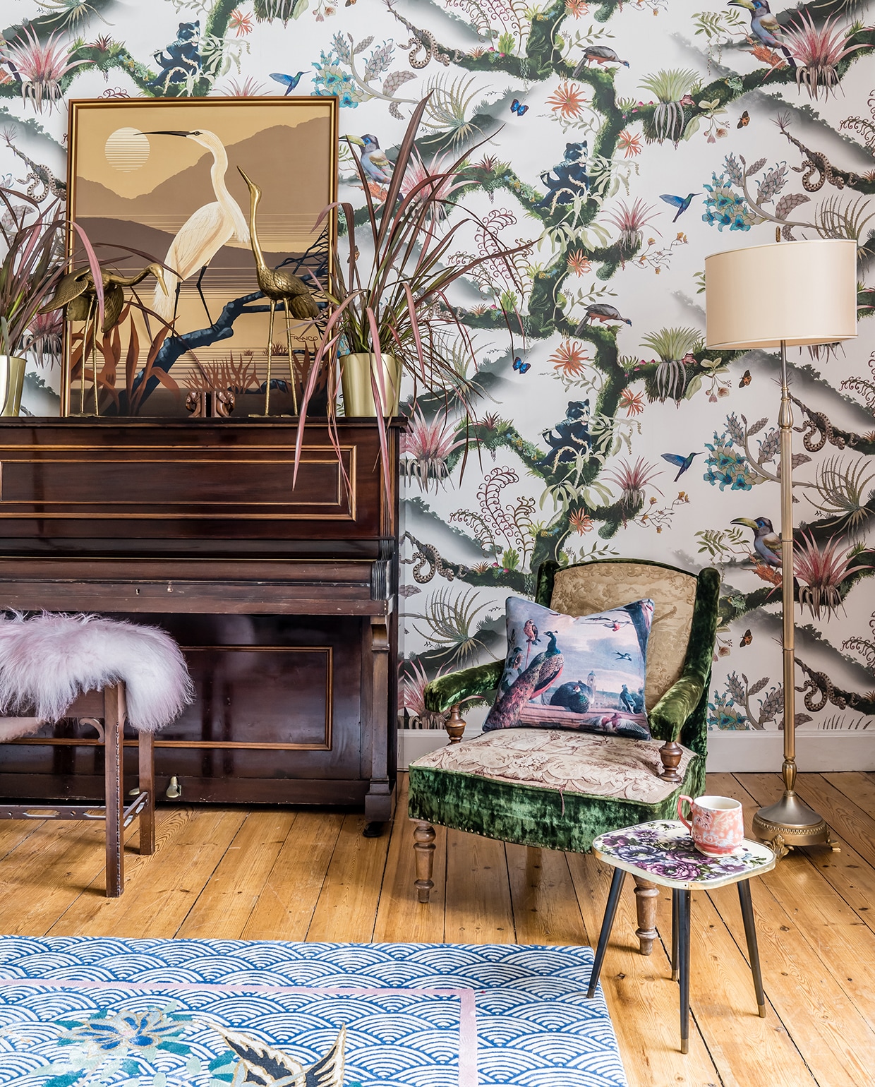 De oude stoel komt van een brocanterie in Frankrijk en het kleine bijzettafeltje van een vintagewinkel. Het behang is van Newton Paisley en het kleed is een ontwerp van Wendy: wendymorrisondesign.com. Audubon-prent van Ixxi.