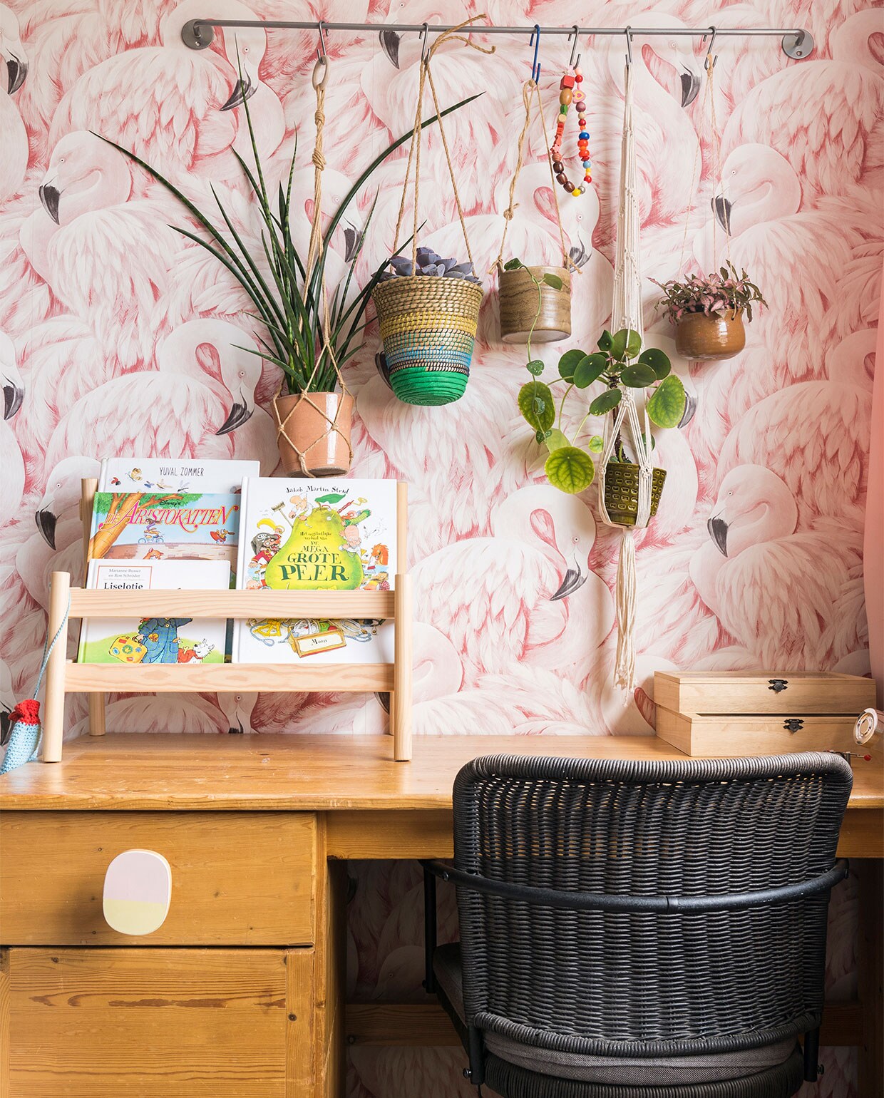 Flamingobehang Marit van Kwantum. Pannenrek Ikea. Bloempotjes kringloopwinkel en rommelmarkt. Boekenhouder Ikea. Bureau privébezit. Knoppen Tiger. Bureaustoel Ikea.