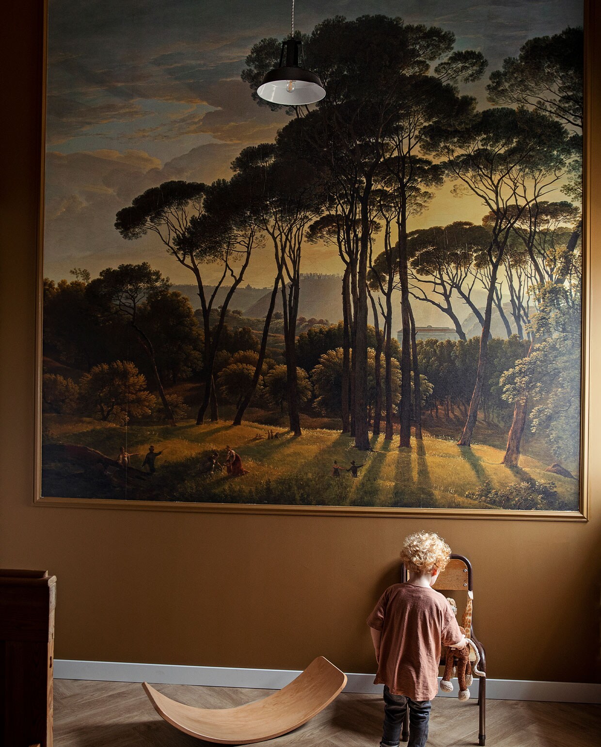 Print Wall-art. Bed Ikea. Stoel en gebogen stuk hout kringloop.