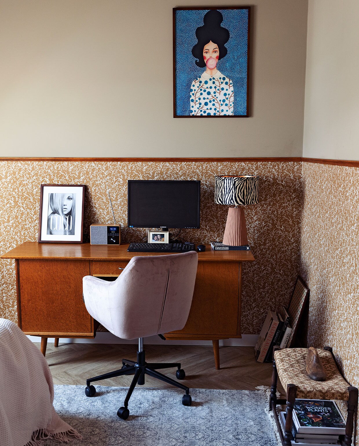 Bureau en kruk Marktplaats. Stoel Leen Bakker. Lamp Kwantum. Print op tafel Desenio. Behang Karwei. Print aan de muur AliExpress.