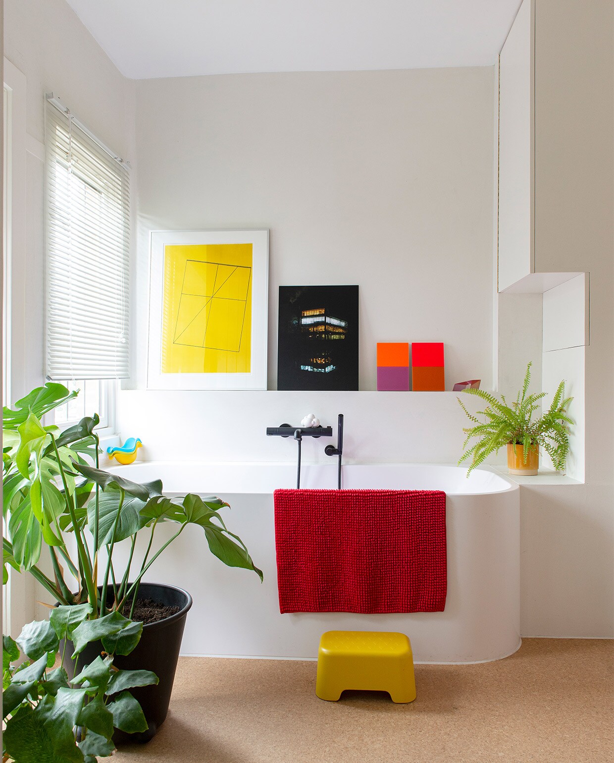 Muren Novacolor Nederland, kunst van Günter Tuzina, eigen werk van Nora en Martha Scheeren, bad X²O, badmat Ikea, bamboe kruk Ekobo, kurken vloer Decork.