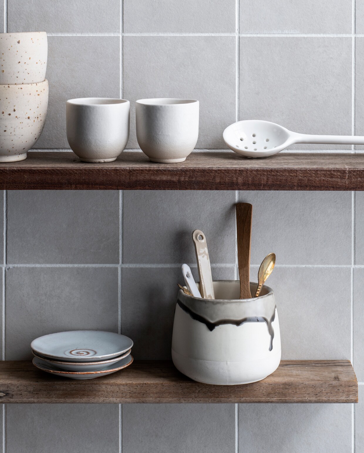Gespikkelde mokken € 19,50 (studiobloei.nl). Keramieken zeef vanaf € 12,-, lepeltjes vanaf € 7,95 (boet-stijl.nl). Kom Hasami € 12,- (thefinestore.com). Overig privébezit.