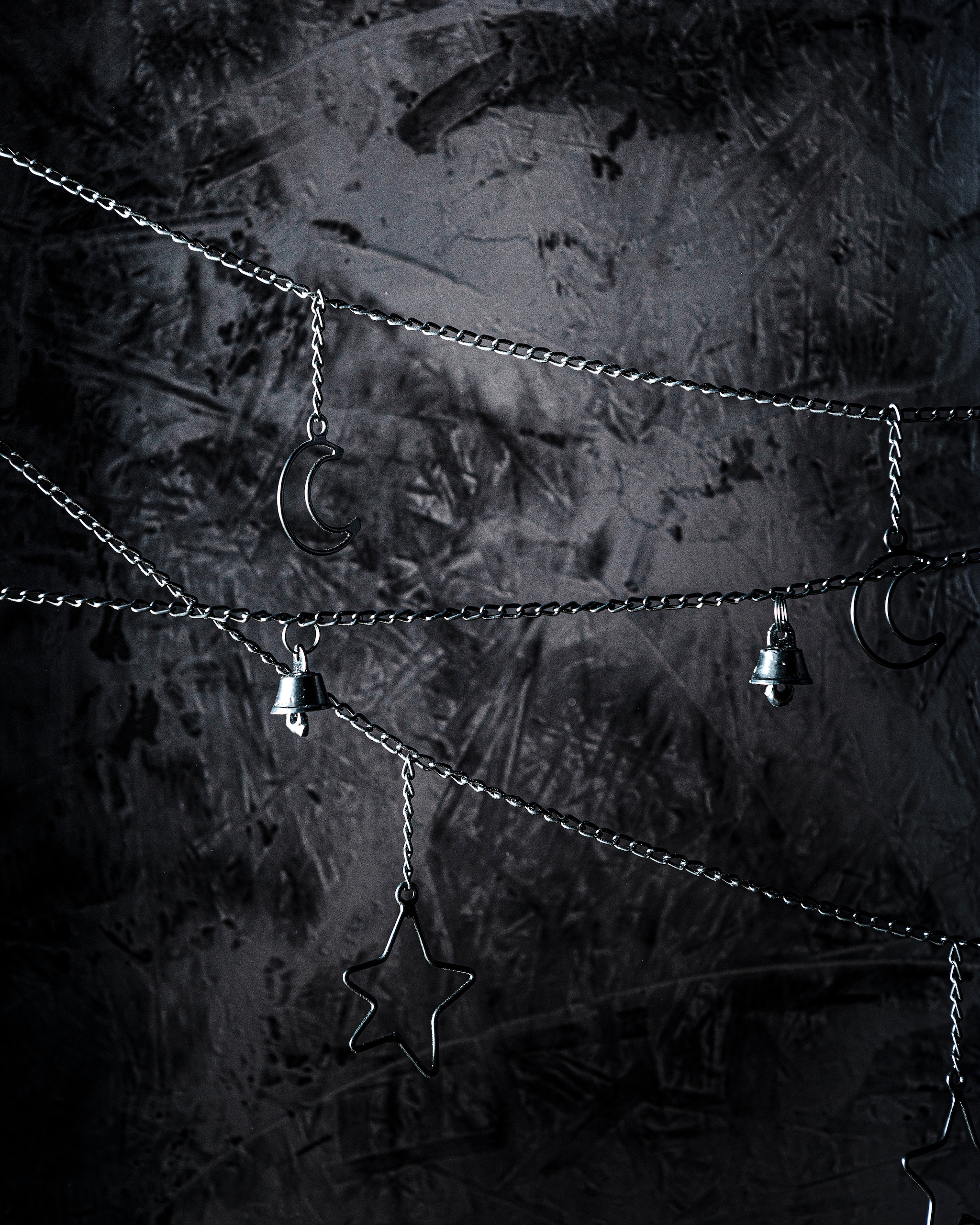 Metalen guirlande met klokjes, 250 cm € 16,95. Metalen guirlande met sterren, 250 cm € 12,95 (ook verkrijgbaar in ijsblauw).