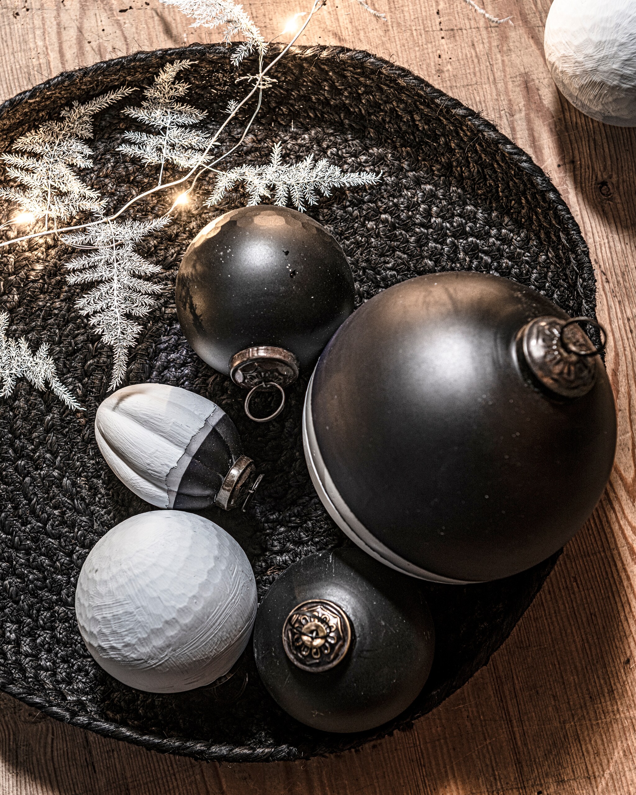Juten dienblad, 31 cm (Ø) € 34,95. Diverse kerstballen vanaf € 4,95.