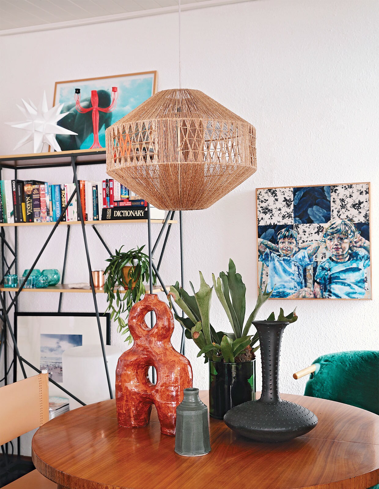 Hanglamp lokaal gekocht. Vintage eettafel via Tonic Design. Rood, keramieken kunstwerk Ben Orkin, overige keramiek Anthony Shapiro. Kunstwerk aan de muur van Varenka Paschke.
