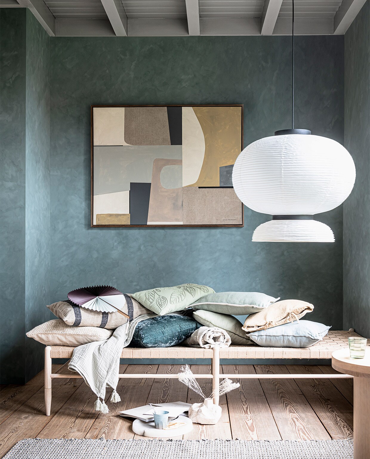 Kalkverf Blue Reef op de wand, per liter € 47,- (pure-original.nl). Hanglamp € 219,- (vantil.nl). Daybed Köpenham, eikenhout en jute, 200x75x40 cm (lxbxh) €689,- (jotex.nl). Gebroken wit kussen €19,99, grijs-blauw gestreept kussen € 19,99, wafelplaid € 35,99, groen kussen met geborduurde bladeren € 22,99, zachtgroen kussen met groene bies €19,99, zacht turkooizen kussen met witte bies € 22,99, zandkleurig kussen met strikken €17,99, vloerkleed € 199,- (zarahome.com). Turkooizen velours kussen van William Yeoward €98,-, zachtblauw linnen kussen van Designers Guild € 87,- (wva.nl). Mok €12,95 (anna-nina.nl). Keramiekenvaas € 36,- (serax.com). Waaier € 14,50 (brostecopenhagen.com). Overig privébezit.