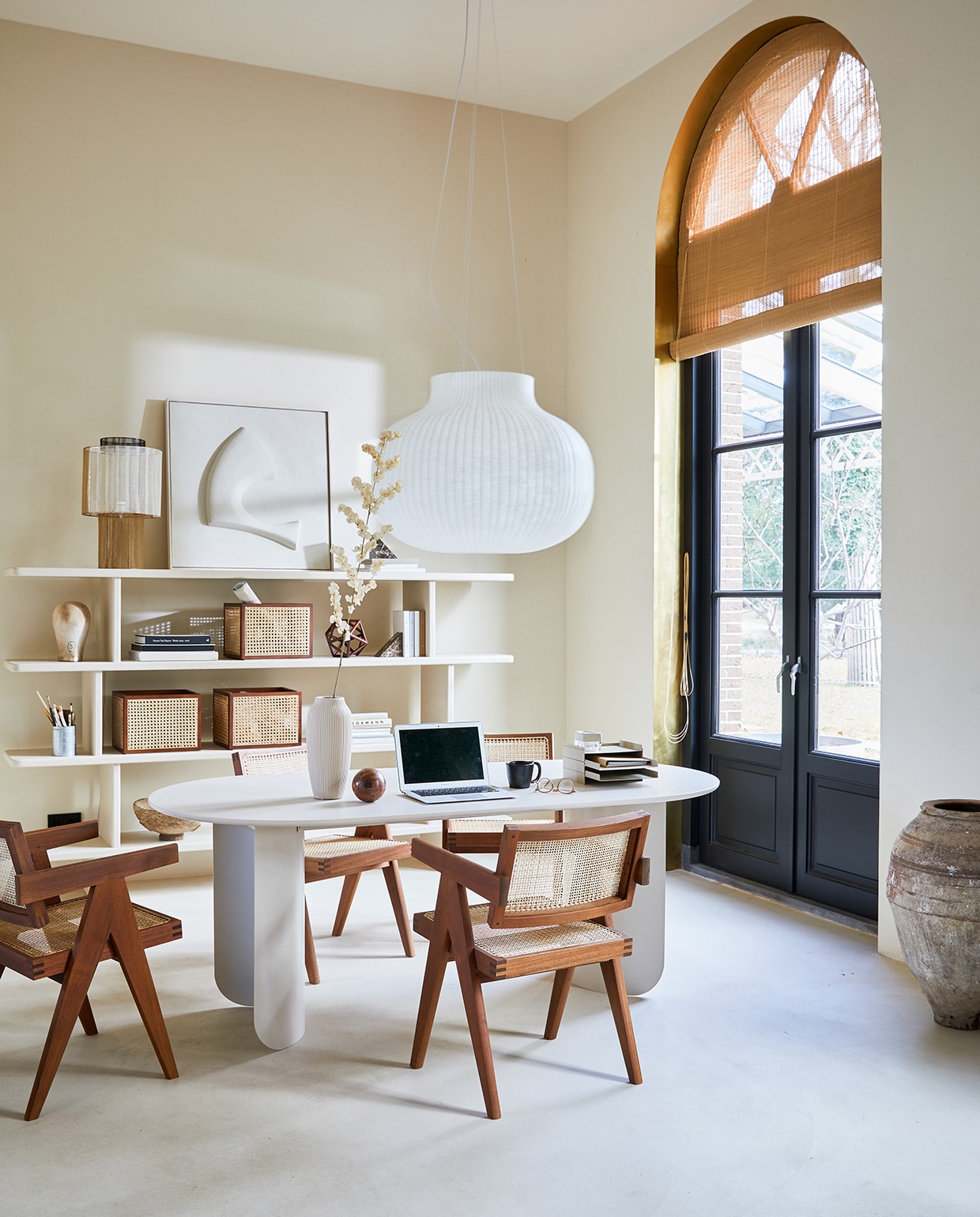 Ovale tafel Plateau in zandtint, poedercoated staal en mdf eikenfineer 200x90x74 cm (bxdxh) € 1119,- (festamsterdam.com). Stoel van ontwerper Pierre Jeanneret € 579,- (objectembassy.com). Hanglamp Strand Closed van Muuto 80 cm (Ø) € 795,- (nordicnew.nl). Open kast op maat gemaakt vanaf € 850,- (com-anders.nl). Opbergmanden rotan 26x31x35cm (hxdxb) € 39,99 (hm.com). Lamp op kast € 399,- (anoukb.com). Vaas € 45,- (nordal.eu). Schilderij, prijs op aanvraag (tessaderijk.com). Marmeren boekensteunen € 85,95 (blomus.com). Metalen organizer in kasjmierkleur 22,8×12,7×28,3 cm (bxhxd) € 79,- (fermliving.com). Overig privébezit.
