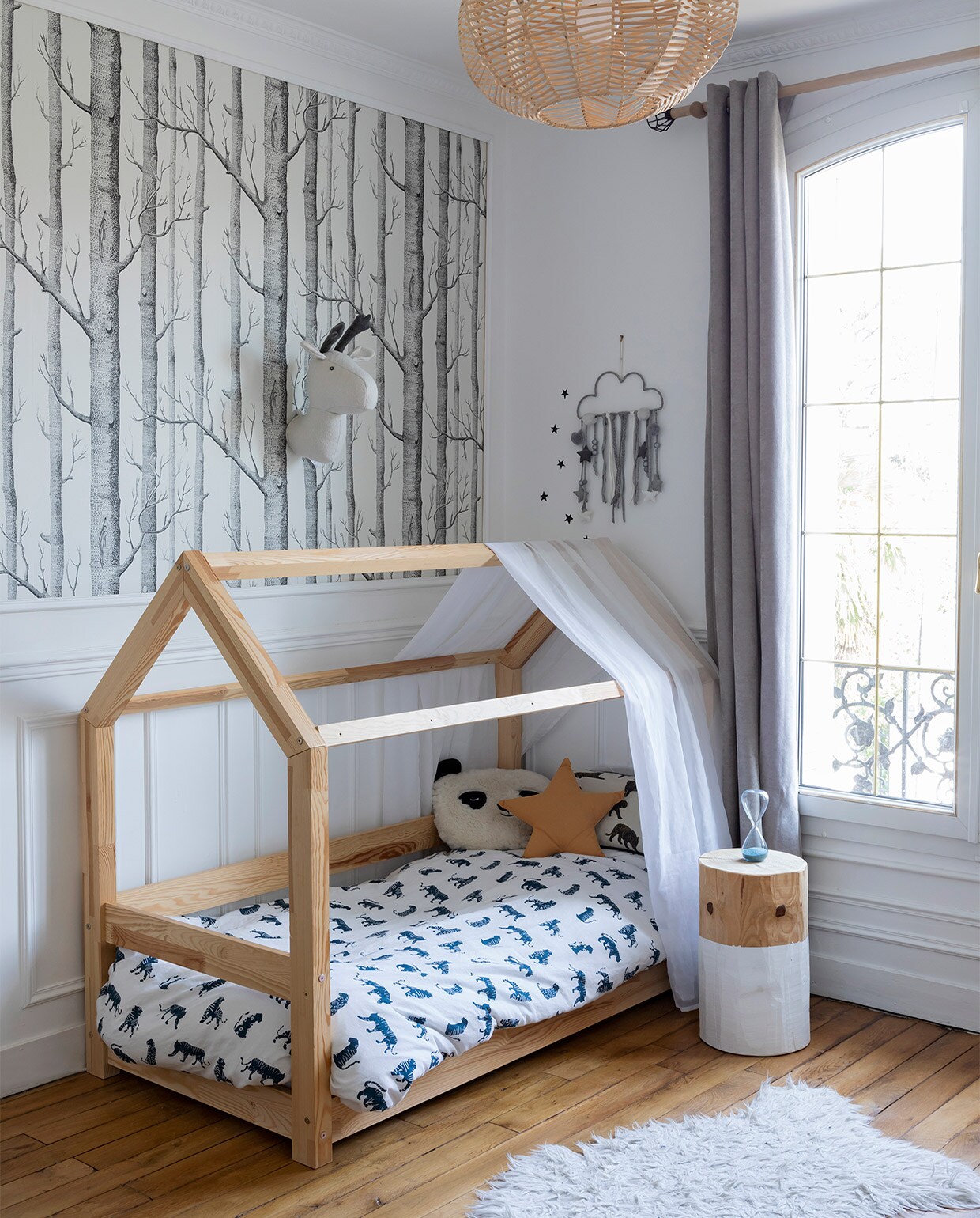 Bed via eBay. BehangWoods Cole &amp; Son.Plafondlamp Maisons duMonde. Nachtkastje zelfgeverfd.
