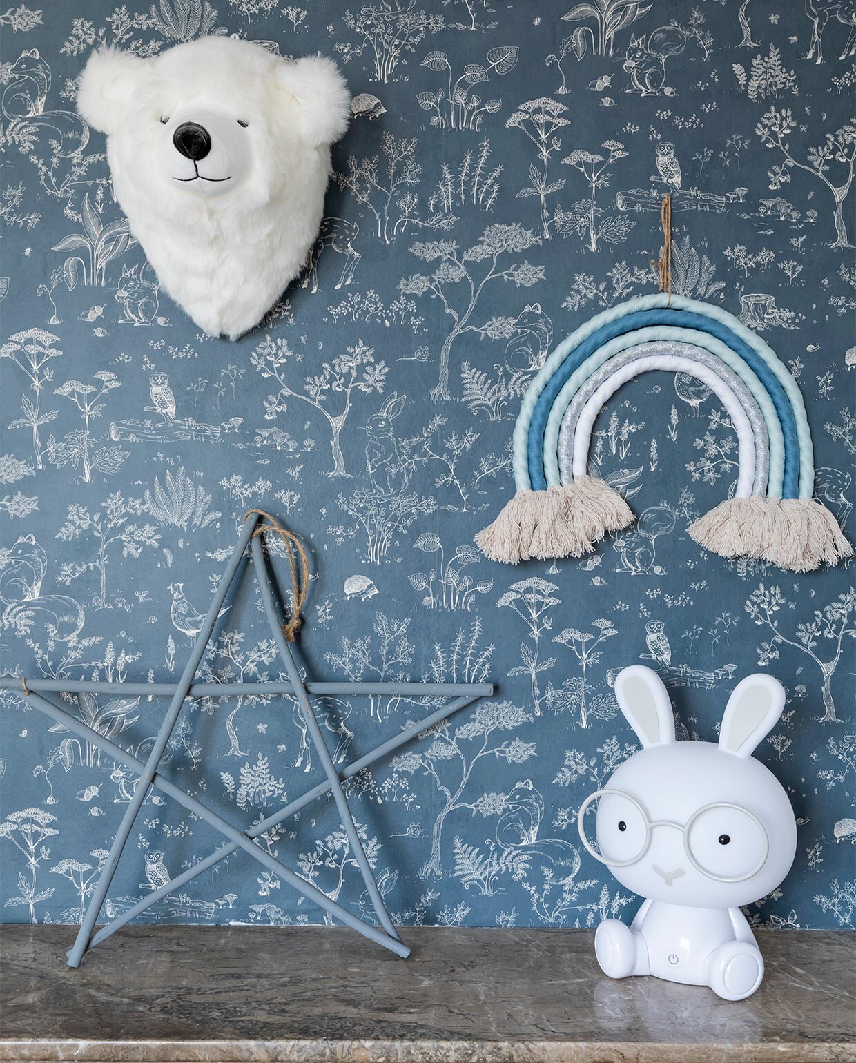 Behang Hollie in kleur dark blue Sandberg. Muurverf Paris 5 van Luxens. Regenboogdecoratie gemaakt door Ludivine. Berenkop H&amp;M Home. Overig onbekend