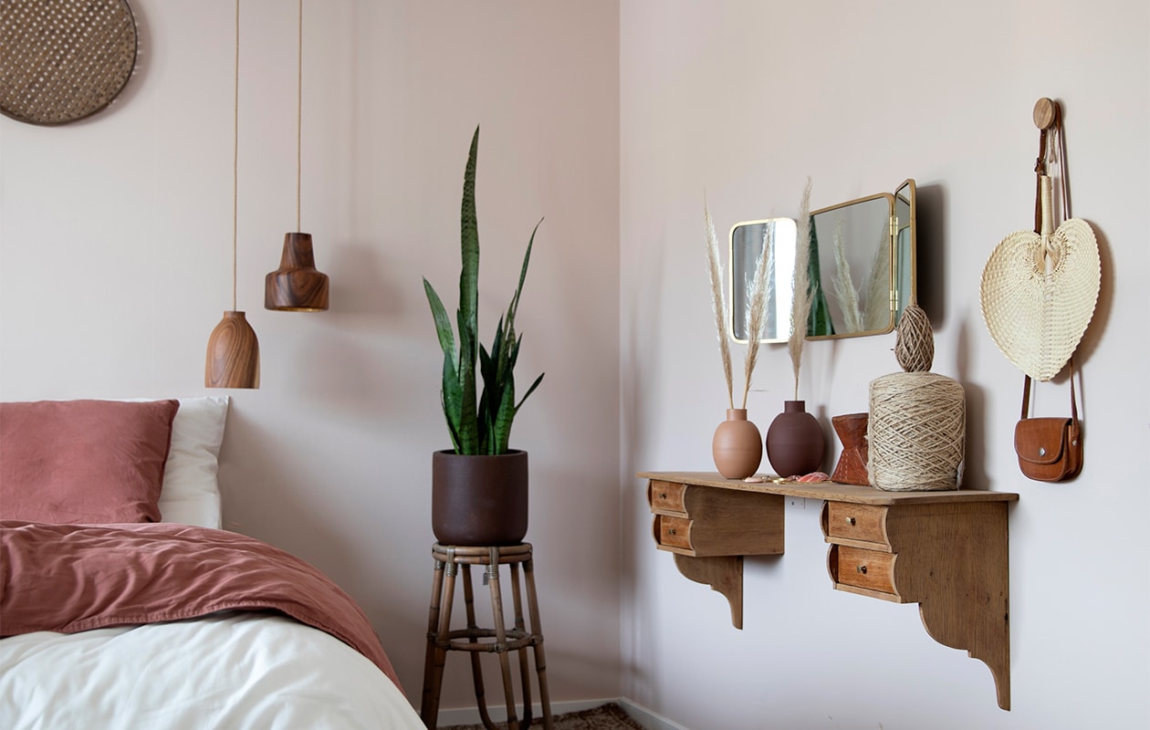 Hangende kaptafel gemaakt van een oude kapstok. Spiegel Kwantum.Rotan kruk Daybydee Lifestyle. Hanglampenkappen van een brocantemarkt. Wandhaken Karwei en HKliving. Pot en plant Zorgkwekerij Bloei. Overig herkomst onbekend.