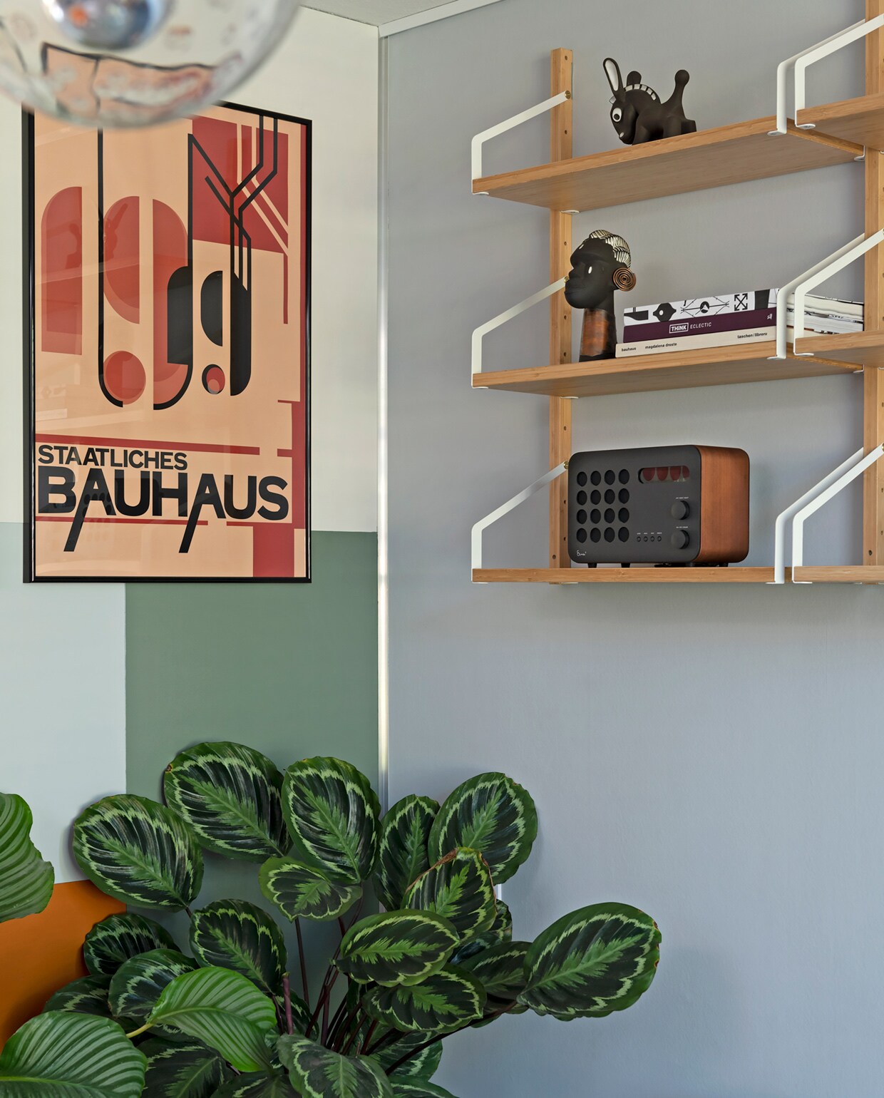 Posters pstr.studio, lijsten Yourdecoration. Muren leemgroen en zinkgrijs Karwei, Indian spice Flexa. Plankjes Svalnäs Ikea. Met daarop: radio Eames, houten figuren Kay Bojesen
