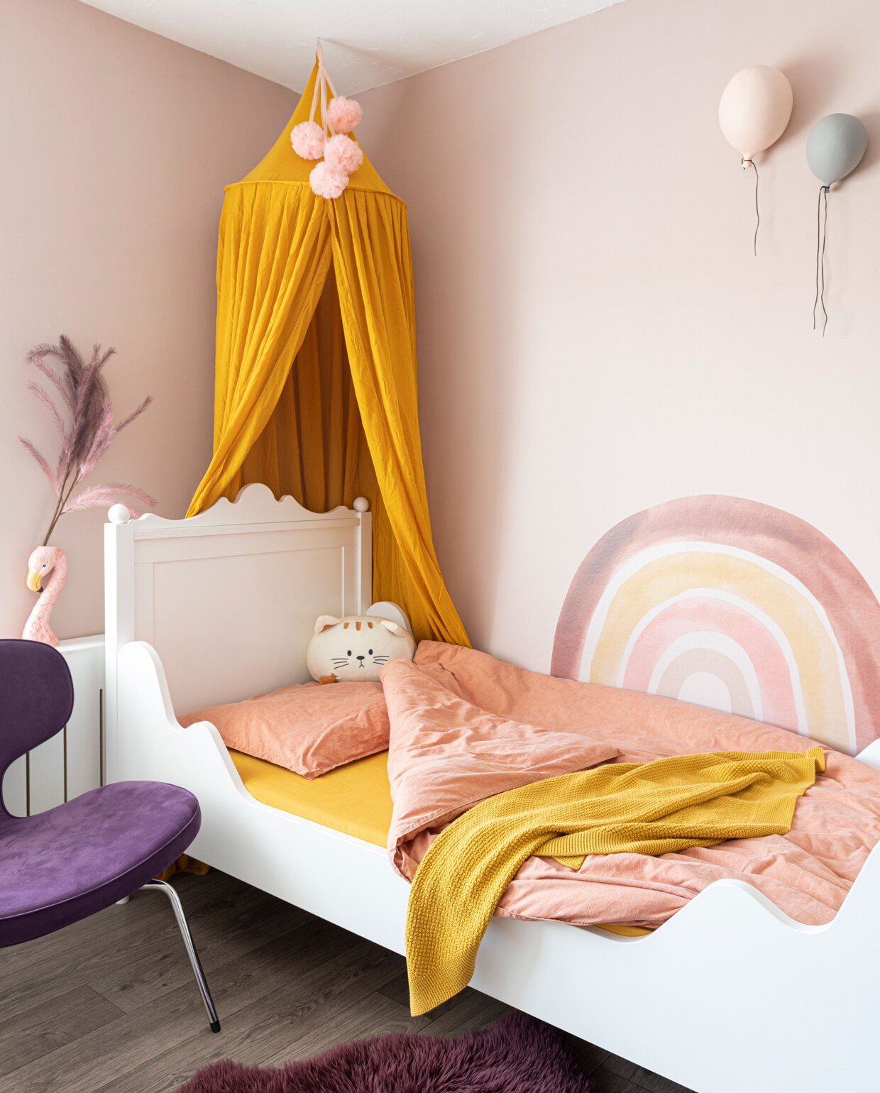 Muur bleekroze Karwei. Vloer en beddengoed Leen Bakker. Bed Bopita. Kussen Loods 5, flamingo en vloerkleed Kwantum. Stoel Libel van Artifort via Marktplaats. Ballonlamp Byon Mevrouw Aardbei. Klamboe en sprei van Jollein via Babydump.