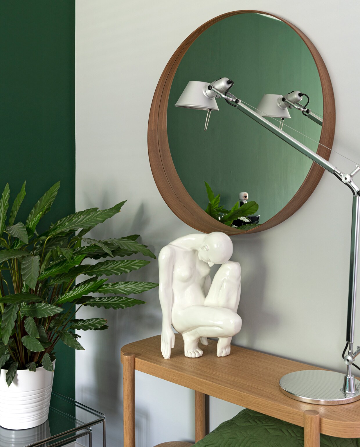 Muur zinkgrijs Karwei. Lamp Arne Jacobsen, tafel Gispen, gele stoelen Vitra Eames, kastje en gele bakjes Marktplaats. Vloer Ikea. Zwart-wit beschilderde schuifdeur zelfgemaakt. Vaas Loods 5, kopjes Il Coccio.