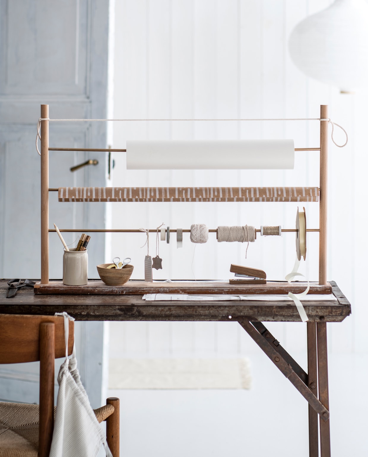 Lamp Risbyn van rijstpapier € 14,95, bovenste rol tekenpapier Mala € 2,99, middelste rol inpakpapier Givande, per 3 rollen € 4,99 (ikea.nl). Opbergzak wit-grijs gestreept € 18,50 (boet-stijl.nl). Houten kom, vanaf € 9,50 (lottz.nl). Houten nietmachine € 13,95 (bureaubewust.nl). Messing gradenboog € 11,95 (moodadventures.nl). Overig privébezit.