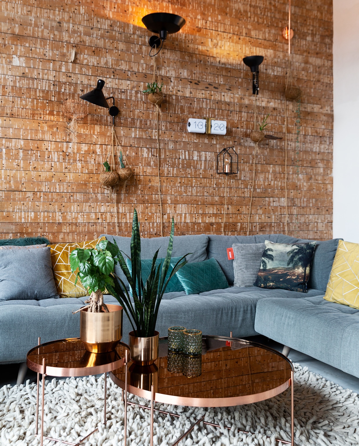 Wand zelfgemaakt van oude plafondlatten. Bank Gianni, Passepartout. Kussens Leen Bakker, HKliving en Stoov. Vloerkleed Loods 5. Aan de wand een leren kledingstuk uit de film Redbad. Hanglampen Monoqi.