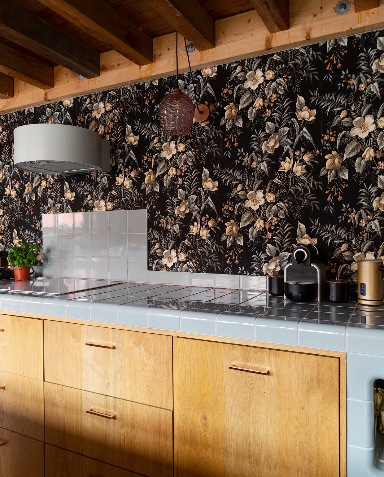 De Dtile keuken met 3d-tegels Duif ontwierp Martina samen met ontwerper Peter van der Jagt. Gebloemd vliesbehang Hornbach, afzuigkap Ikea, hanglampen Made. Overig onbekend.