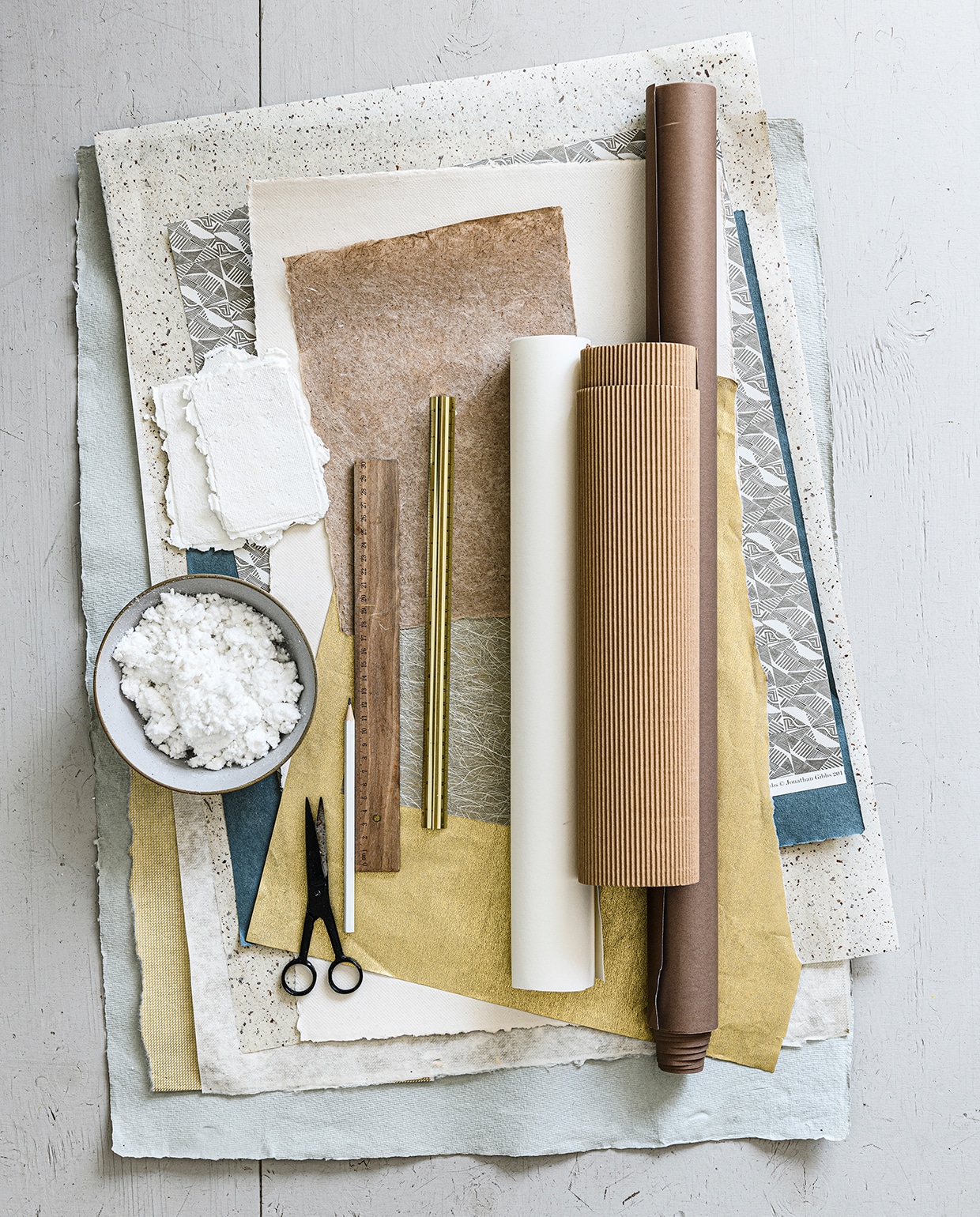 Papiersoorten in verschillende texturen (vliegerpapier.nl). Goudkleurige liniaal, rol golfkarton (sostrenegrene.com). Schaaltje van Society of Lifestyle (housedoctor.nl). Overig privébezit.