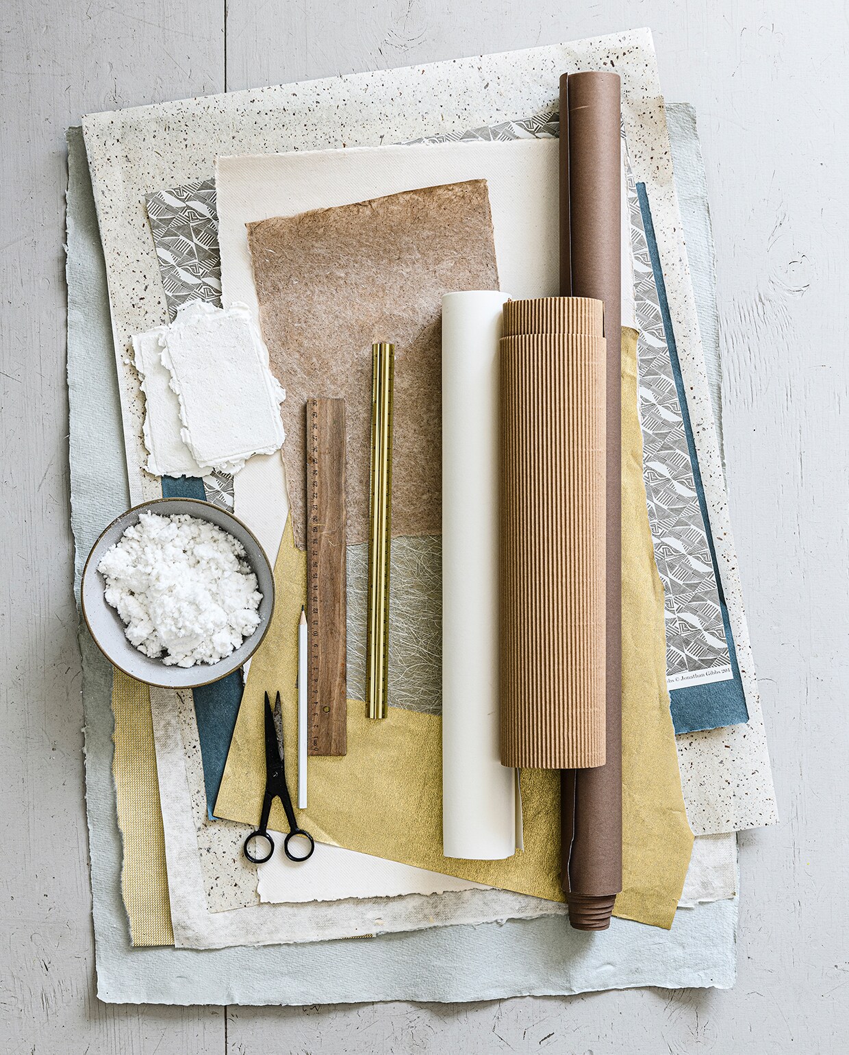 Papiersoorten in verschillende texturen (vliegerpapier.nl). Goudkleurige liniaal, rol golfkarton (sostrenegrene.com). Schaaltje van Society of Lifestyle (housedoctor.nl). Overig privébezit.