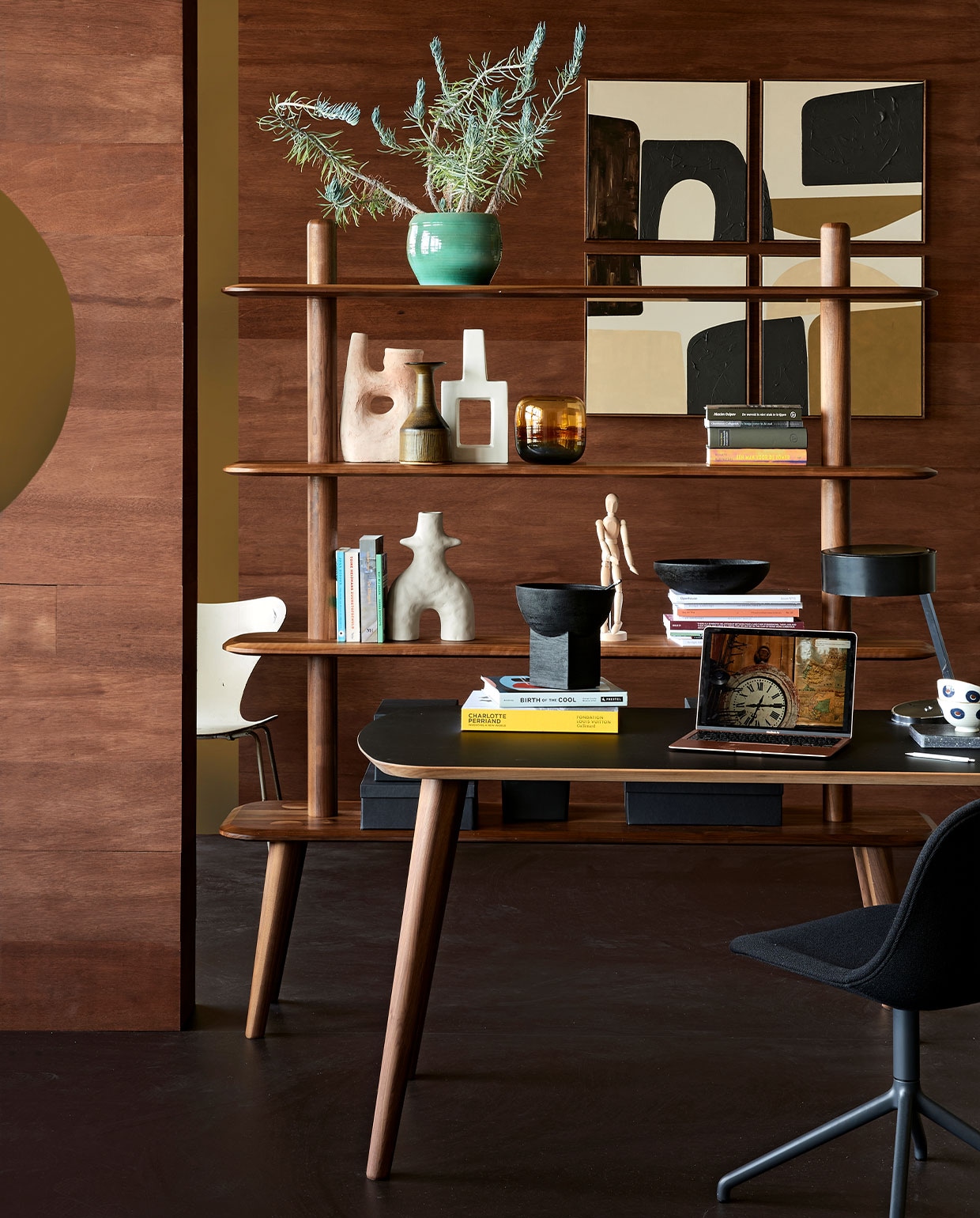 Wand bekleed met gebeitst Aziatisch triplex (hardhout), prijs op aanvraag. Vloer Marmoleum van vtwonen in kleur basalt, 2 m breed, per m² € 43,95, bruine glazen vaas van Bloomingville € 44,90, witte vaas Twig van vtwonen, € 44,95 (vtwonen.nl). Vierluik aan de muur Nagoya prijs op aanvraag (mooswillemsen.com). Tafel Tomrer van Sav &amp; Okse, fenix-blad en walnotenhouten poot, 140x90x76 cm (lxbxh) € 1265,-, walnotenhouten kast Olger van Sav &amp; Okse, 160x40x180 cm (bxdxh) € 1485,-, zwarte stoel € 325,-(demachinekamer.nl). Vintage witte vlinderstoel € 125,-, bureaulamp van Hala € 125,- (neeflouis.nl). Gerookt houten schaal op voet € 49,95, gerookt houten schaal € 41,95, rechthoekige witte vaas met gat Shine € 29,95 (urbannatureculture.com). Wit-roze handgemaakte vaas € 109,- (householdhardware.nl). Kartonnen dozen Tjena vanaf € 2,99 (ikea.nl). Overig privébezit.