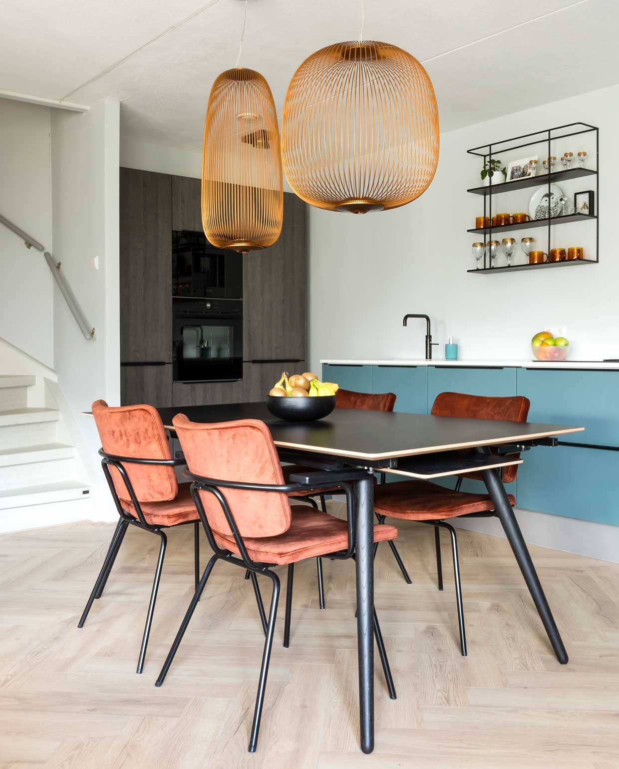 Laminaat ‘Visgraat Talang’ C-7703 Wooninrichting-aanhuis.nl, lamp Spokes 1 Foscarini via Eijerkamp, Lamp Spokes 2 Foscarini via Eijerkamp, Eettafel ‘Stick’ in fenix walnut PBJ via Eijerkamp, eetkamerstoelen ‘Patch’ kleur 126 Copper Bodilson via Eijerkamp, fruitmand privébezit, Keuken privébezit, kleur op de wand ‘Silver Shadow’: Flexa, plafondspot enkel ‘Nenad’ Lucide via Eijerkamp, plafondspot dubbel ‘Nenad’ Lucide via Eijerkamp, wankast ‘Myrthe’ van Woood via Eijerkamp, wndvaasjes ‘Vase Bubble’ Housevitamin via Loods5, muurdecoratie dienblad Tine K via vtwonen, theeglazen ‘Mug Amber Borosilicate’ Hay via Eijerkamp, plantje vtwonen, overig privébezit. , ,