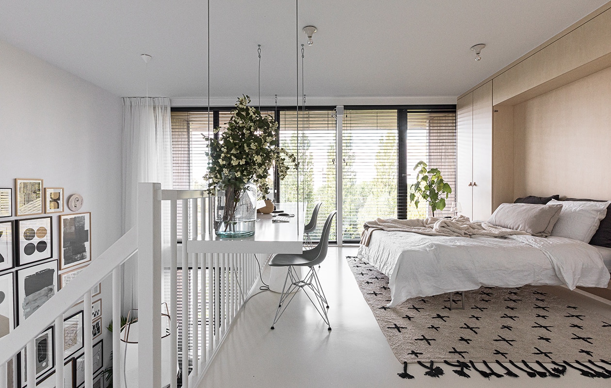 Bureau, inbouwkast op maat gemaakt Signaal Interieur &amp; Wonen. Eames-stoelen Vitra. Glazen vaas Bloomon. Beddengoed en takken H&amp;M Home. Vloerkleed vtwonen. Gordijnen Evert Groot. Zwarte blinds Veneta. Plafondlampen Teti van Artemide.