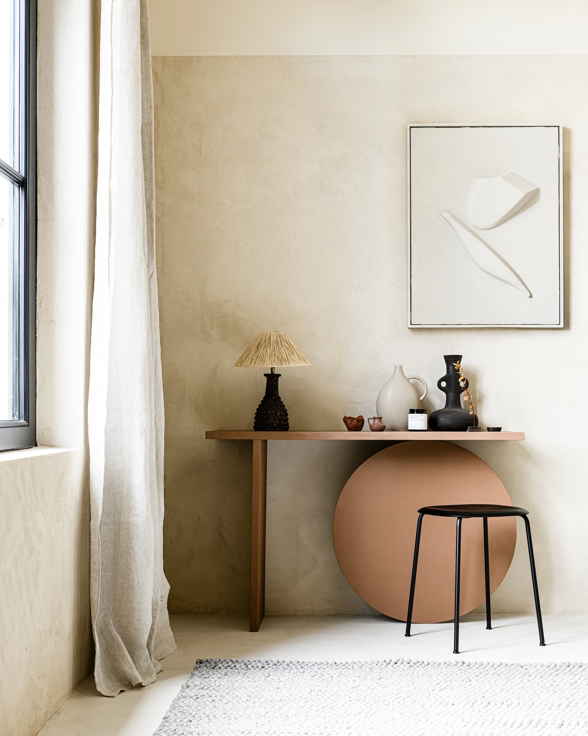 Tafellamp Terracotta in kleur Coffee, terracotta kan, set van 4 (madamstoltz.nl). Verwassen linnen gordijn, 140×270 cm, vaas met handvat, geurkaars, zwarte vaas (zarahome.com). Vloerkleed Peas van Hay in kleur Grey, 170×240 cm, kruk Soft Edge 70 van Hay, 47,5×37,5 (Øxh) (vtwonen.nl). Muur 100% natuurlijke clay stuc in kleur Ibiza en vloer Urban Clay in kleur Mykonos van We Are Wow Makers, alles prijs op aanvraag (anoukb.com). Overig privébezit.