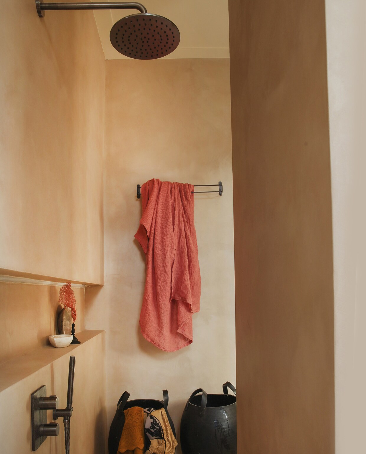 De aannemer bouwde een badkamer op maat: met douche en ligbad. Rubberen wasmanden Zara Home, wasmeubel Molitli Interieurmakers, waskom Tortu.