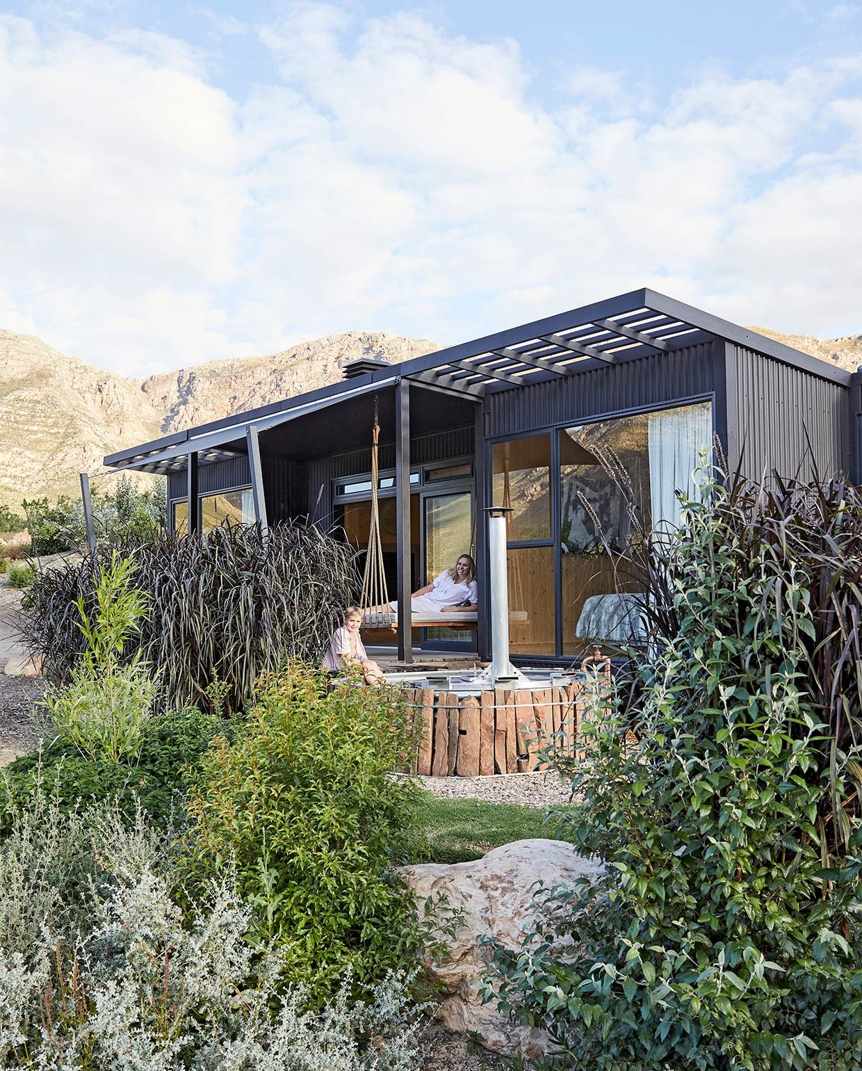Deze cabin is een van de drie die aan vakantiegangers wordt verhuurd. Kim, die het interieurdesign deed, werkte hiervoor samen met architect Nikita van Zyl van ModH Design en het bedrijf Spaas, dat de drie Spaas Podular cabines bouwde.