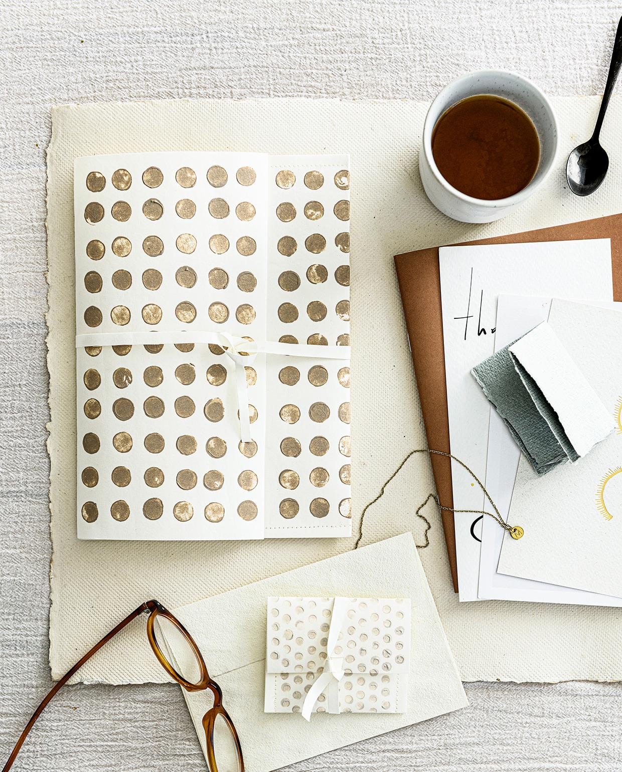 Bril (aceandtate.com). Onderste vel stevig crèmekleurig papier (vliegerpapier.nl). Overig privébezit.