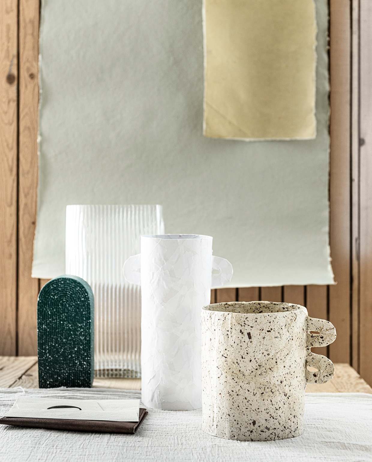 Vaas Ribbed, object van groen terrazzo (hkliving.nl). Papier terrazzo, lichtblauw, goud (vliegerpapier.nl).