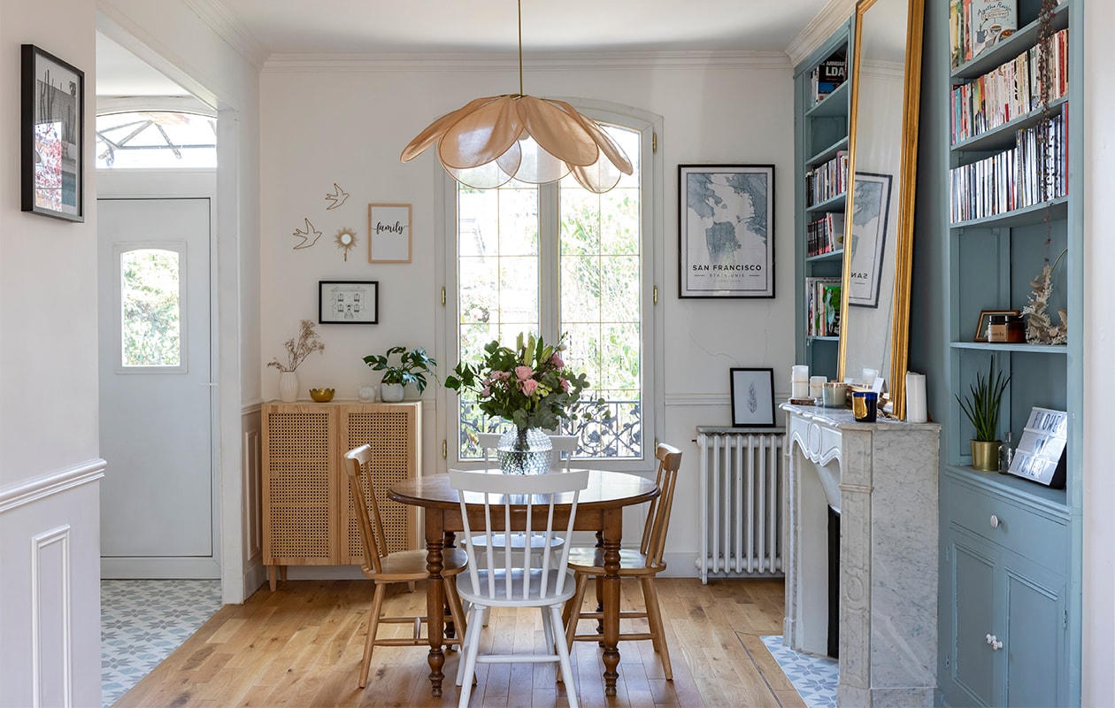 Hanglamp Pale Georges. Tafel en stoelen tweedehands. Dressoir Ivar Ikea, zelf webbing deuren aangebracht. De antieke schouw werd gevonden in een Parijs’ appartement.