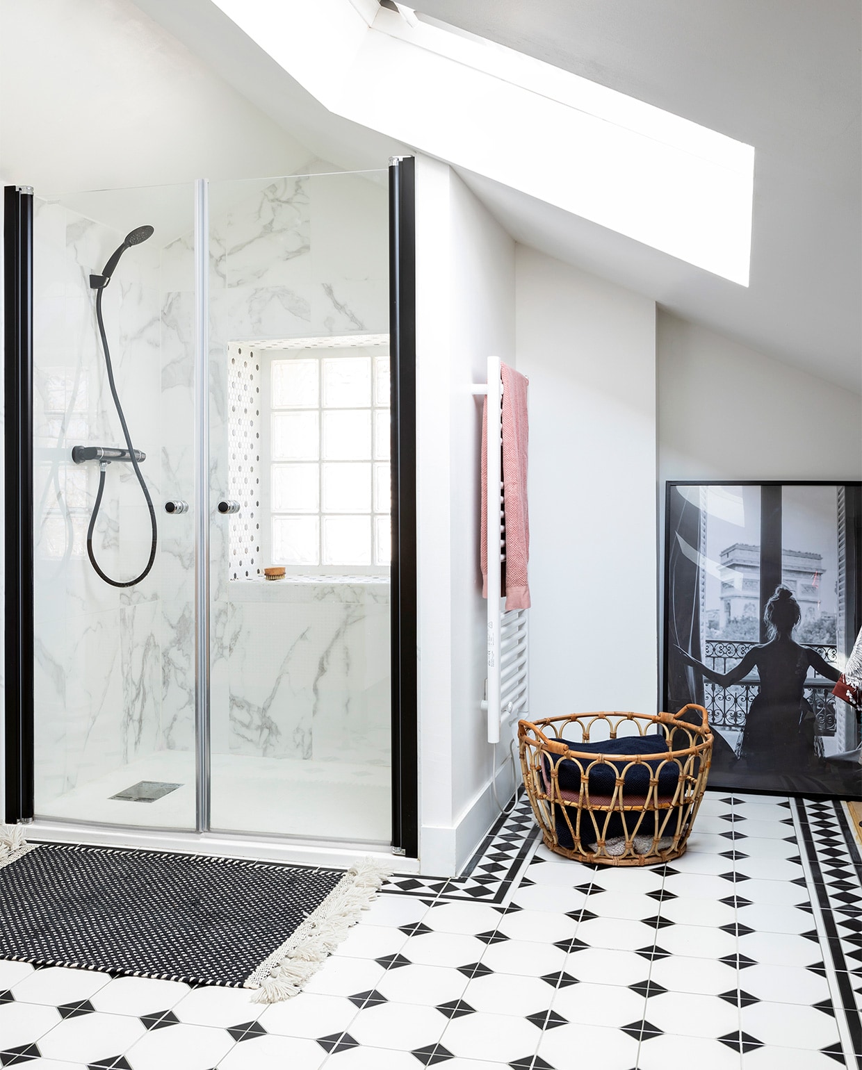 De stoffige zolder werd getransformeerd tot ouderslaapkamer met inloopbadkamer. Het marmer in de douche is van Leroy Merlin. Mand Ikea.