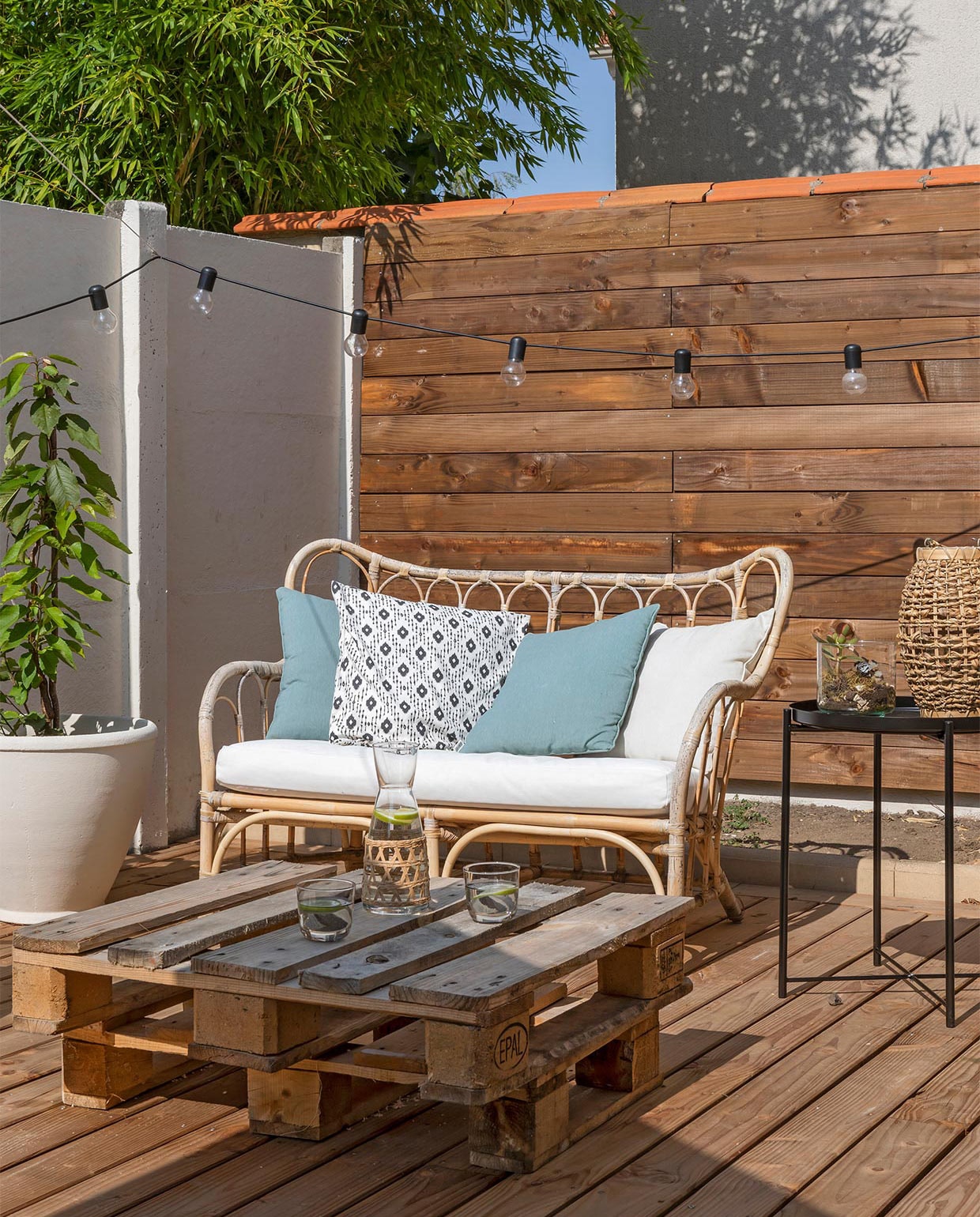 Rotan bank Mastholmen en bijzettafel Gladom Ikea. Tafel gemaakt van pallets. Overig onbekend.