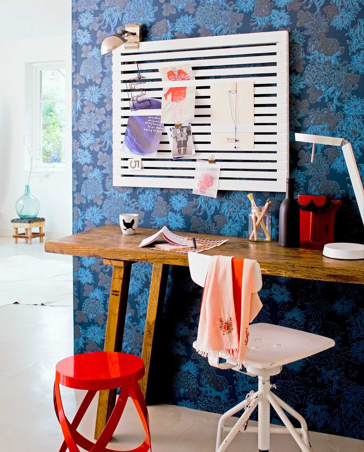 Behang Janneke van Kwantum. Bureau @ikStroop. Monoprint La Palma Tranquila Enkel Art Studio. Letterbak, bureaulamp, stolp, stoeltje kringloopwinkel en rommelmarkt. Zeesterknopje Doing Goods. Letter M Xenos. Atlas lokale boekhandel.