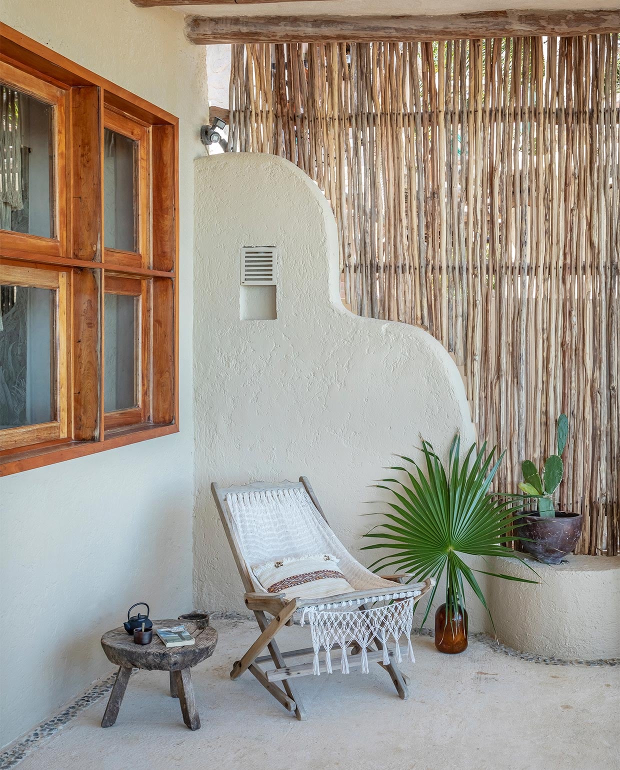 Elke kamer heeft een eigen terras met zeezicht. Loungestoel en bijzettafel lokaal gekocht.
