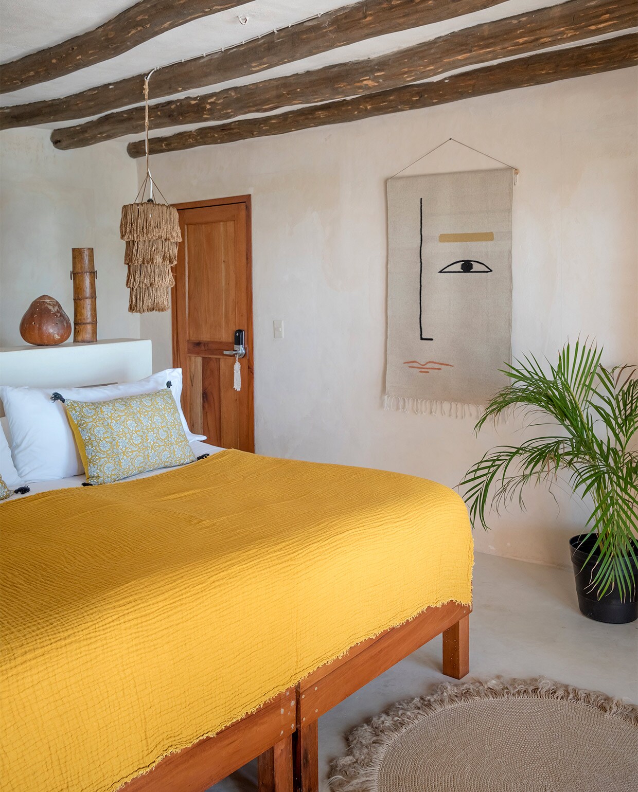 Beddengoed en kussens Harmony Textile. Hanglamp lokaal gekocht. Wandkleed Melissa Avila’s M.A.